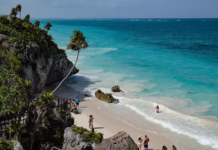 Imagínate: amanece en Playa del Carmen, el mar hace ruido bajito y la primera sombra en la arena es la de tu sombrero. “Black Friday Riviera Maya”