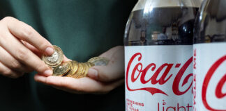 Entre las acciones que implementará la empresa se encuentra la reducción del 30% de las calorías de los refrescos Coca-Cola, de manera escalonada
