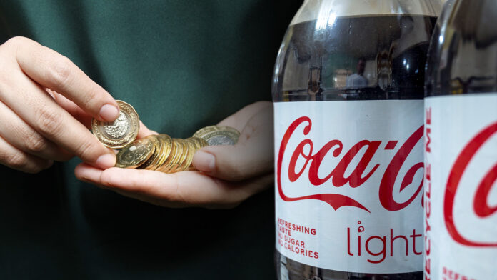 Entre las acciones que implementará la empresa se encuentra la reducción del 30% de las calorías de los refrescos Coca-Cola, de manera escalonada Entre las acciones que implementará la empresa se encuentra la reducción del 30% de las calorías de los refrescos Coca-Cola, de manera escalonada