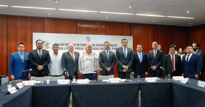 SENADO-20251013_ComIsion-de-Hacienda-y-Credito-Publico Comisiones de Hacienda y Crédito Público y de Estudios Legislativos Primera se reúnen con funcionarios de SHCP, SAT y Aduanas.
