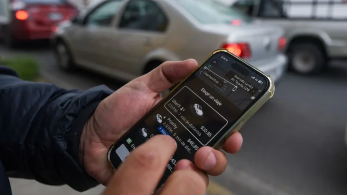 otorgó a Uber una suspensión definitiva que protege a sus conductores de ser detenidos por la Guardia Nacional mientras realizan viajes en aeropuertos otorgó a Uber una suspensión definitiva que protege a sus conductores de ser detenidos por la Guardia Nacional mientras realizan viajes en aeropuertos