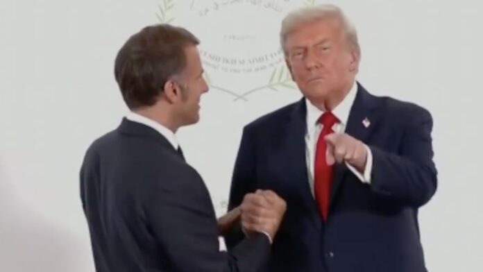 Y tras firmar la paz en Israel y Gaza, Trump le destroza la mano a Macron... Y tras firmar la paz en Israel y Gaza, Trump le destroza la mano a Macron...