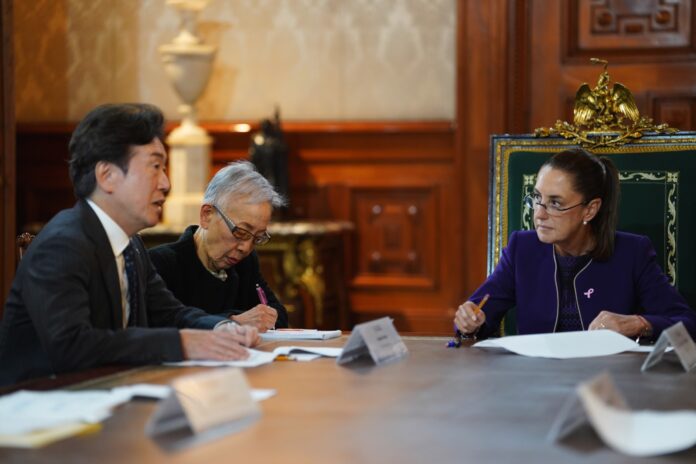 La presidenta Claudia Sheinbaum informó que la empresa automotriz Mazda mantendrá sus operaciones y planes de inversión en México La presidenta Claudia Sheinbaum informó que la empresa automotriz Mazda mantendrá sus operaciones y planes de inversión en México