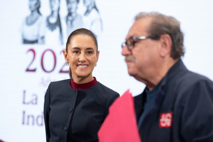 En la conferencia de prensa de este jueves, la presidenta Claudia Sheinbaum y Paco Ignacio Taibo II, director general del Fondo de Cultura Económica (FCE), abordaron un problema que ha persistido durante años en México: la destrucción de libros por parte de editoriales para disminuir su carga fiscal. En la conferencia de prensa de este jueves, la presidenta Claudia Sheinbaum y Paco Ignacio Taibo II, director general del Fondo de Cultura Económica (FCE), abordaron un problema que ha persistido durante años en México: la destrucción de libros por parte de editoriales para disminuir su carga fiscal.