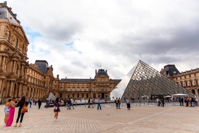YAYIMAGES-96967946_louvre-museo museo louvre