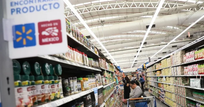 De manera mensual, es decir, comparando con el mes anterior, el INEGI estima que el consumo creció 0.2% en agosto y 0.1% en septiembre
