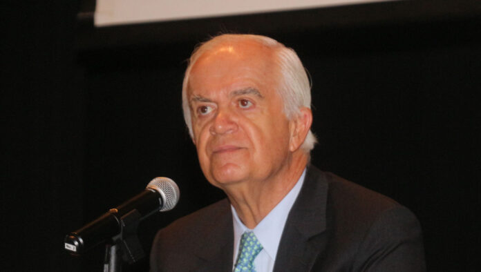 “Fue Aspe quien me llamó a su oficina para tratar de mediar conmigo y quería, además, convencerme de entregarnos la Coca-Cola, yo le dije “a mí no me interesa la Coca-Cola, porque la Coca-Cola es un producto netamente extranjero, que depende de la materia prima que ellos te venden, la marca no es nuestra, es de ellos, entonces tienes que pagarles, no me interesa, nosotros nacimos de la cerveza y queremos quedarnos con la cerveza”, relata Sepúlveda. “Fue Aspe quien me llamó a su oficina para tratar de mediar conmigo y quería, además, convencerme de entregarnos la Coca-Cola, yo le dije “a mí no me interesa la Coca-Cola, porque la Coca-Cola es un producto netamente extranjero, que depende de la materia prima que ellos te venden, la marca no es nuestra, es de ellos, entonces tienes que pagarles, no me interesa, nosotros nacimos de la cerveza y queremos quedarnos con la cerveza”, relata Sepúlveda.