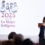 SHCP afina esquemas de inversión mixta para infraestructura; Sheinbaum descarta nueva ley por ahora Sheinbaum confirma que Hacienda trabaja en nuevos esquemas de inversión mixta sin comprometer soberanía La presidenta de México, Claudia Sheinbaum Pardo, informó este viernes que el gobierno federal avanza en el diseño de esquemas de inversión mixta para detonar infraestructura durante los próximos años, en respuesta a una pregunta de Revista Fortuna sobre la posibilidad de contar este año con una Ley de Inversiones en Infraestructura para el Bienestar. Sheinbaum precisó que, más que impulsar una nueva legislación, el gobierno está concentrado en fortalecer mecanismos de colaboración entre el sector público y el sector privado, siempre bajo la premisa de proteger la soberanía, el patrimonio nacional y las finanzas públicas. “Más que una nueva legislación, lo que estamos trabajando son esquemas de inversión mixta”, explicó. Recordó que en sectores estratégicos, como la generación eléctrica, la Constitución ya establece que 54% de la capacidad debe permanecer bajo control de la Comisión Federal de Electricidad (CFE), lo que garantiza —dijo— una empresa pública fuerte y la soberanía energética del país. El 46% restante, reservado al sector privado, podrá operar bajo modelos mixtos que no impliquen la cesión del patrimonio nacional. La mandataria subrayó que cualquier esquema deberá asegurar que “no haya contratos leoninos” ni mecanismos que pongan en riesgo los recursos públicos o los bienes de la nación. La Secretaría de Hacienda es la encargada de coordinar estos trabajos con el sector financiero y otros actores relevantes. Sheinbaum recordó que durante el gobierno anterior ya se aplicaron modelos de inversión mixta en proyectos como los aeropuertos de Tepic y Puerto Escondido, así como en algunas carreteras, sin recurrir a concesiones tradicionales. La presidenta enfatizó que los detalles se darán a conocer una vez que Hacienda concluya el diseño final de los esquemas.