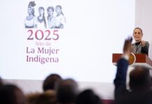 SHCP afina esquemas de inversión mixta para infraestructura; Sheinbaum descarta nueva ley por ahora Sheinbaum confirma que Hacienda trabaja en nuevos esquemas de inversión mixta sin comprometer soberanía La presidenta de México, Claudia Sheinbaum Pardo, informó este viernes que el gobierno federal avanza en el diseño de esquemas de inversión mixta para detonar infraestructura durante los próximos años, en respuesta a una pregunta de Revista Fortuna sobre la posibilidad de contar este año con una Ley de Inversiones en Infraestructura para el Bienestar. Sheinbaum precisó que, más que impulsar una nueva legislación, el gobierno está concentrado en fortalecer mecanismos de colaboración entre el sector público y el sector privado, siempre bajo la premisa de proteger la soberanía, el patrimonio nacional y las finanzas públicas. “Más que una nueva legislación, lo que estamos trabajando son esquemas de inversión mixta”, explicó. Recordó que en sectores estratégicos, como la generación eléctrica, la Constitución ya establece que 54% de la capacidad debe permanecer bajo control de la Comisión Federal de Electricidad (CFE), lo que garantiza —dijo— una empresa pública fuerte y la soberanía energética del país. El 46% restante, reservado al sector privado, podrá operar bajo modelos mixtos que no impliquen la cesión del patrimonio nacional. La mandataria subrayó que cualquier esquema deberá asegurar que “no haya contratos leoninos” ni mecanismos que pongan en riesgo los recursos públicos o los bienes de la nación. La Secretaría de Hacienda es la encargada de coordinar estos trabajos con el sector financiero y otros actores relevantes. Sheinbaum recordó que durante el gobierno anterior ya se aplicaron modelos de inversión mixta en proyectos como los aeropuertos de Tepic y Puerto Escondido, así como en algunas carreteras, sin recurrir a concesiones tradicionales. La presidenta enfatizó que los detalles se darán a conocer una vez que Hacienda concluya el diseño final de los esquemas.