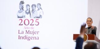 Sheinbaum confirma que Hacienda trabaja en nuevos esquemas de inversión mixta sin comprometer soberanía La presidenta de México, Claudia Sheinbaum Pardo, informó este viernes que el gobierno federal avanza en el diseño de esquemas de inversión mixta para detonar infraestructura durante los próximos años, en respuesta a una pregunta de Revista Fortuna sobre la posibilidad de contar este año con una Ley de Inversiones en Infraestructura para el Bienestar. Sheinbaum precisó que, más que impulsar una nueva legislación, el gobierno está concentrado en fortalecer mecanismos de colaboración entre el sector público y el sector privado, siempre bajo la premisa de proteger la soberanía, el patrimonio nacional y las finanzas públicas. “Más que una nueva legislación, lo que estamos trabajando son esquemas de inversión mixta”, explicó. Recordó que en sectores estratégicos, como la generación eléctrica, la Constitución ya establece que 54% de la capacidad debe permanecer bajo control de la Comisión Federal de Electricidad (CFE), lo que garantiza —dijo— una empresa pública fuerte y la soberanía energética del país. El 46% restante, reservado al sector privado, podrá operar bajo modelos mixtos que no impliquen la cesión del patrimonio nacional. La mandataria subrayó que cualquier esquema deberá asegurar que “no haya contratos leoninos” ni mecanismos que pongan en riesgo los recursos públicos o los bienes de la nación. La Secretaría de Hacienda es la encargada de coordinar estos trabajos con el sector financiero y otros actores relevantes. Sheinbaum recordó que durante el gobierno anterior ya se aplicaron modelos de inversión mixta en proyectos como los aeropuertos de Tepic y Puerto Escondido, así como en algunas carreteras, sin recurrir a concesiones tradicionales. La presidenta enfatizó que los detalles se darán a conocer una vez que Hacienda concluya el diseño final de los esquemas.