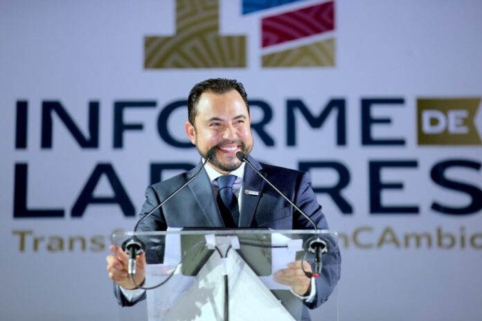 Los Cabos atraviesa una fase de inversión pública sin precedentes, afirmó Christian Agúndez Gómez, presidente municipal de la entidad, durante su Primer Informe de Labores. En su mensaje, colocó la infraestructura y el abasto de agua como los principales motores del crecimiento económico del destino, en un plan alineado a los nueve ejes del Plan Municipal de Desarrollo. Los Cabos atraviesa una fase de inversión pública sin precedentes, afirmó Christian Agúndez Gómez, presidente municipal de la entidad, durante su Primer Informe de Labores. En su mensaje, colocó la infraestructura y el abasto de agua como los principales motores del crecimiento económico del destino, en un plan alineado a los nueve ejes del Plan Municipal de Desarrollo.