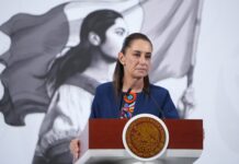 Sheinbaum niega represión, denuncia violencia en marcha y llama a no caer en provocaciones La presidenta Claudia Sheinbaum afirmó este lunes que la movilización del sábado, presentada como una protesta de jóvenes de la “Generación Z”, fue en realidad impulsada por la oposición con un financiamiento cercano a 90 millones de pesos y derivó en actos de “violencia preparada”. En respuesta a las críticas surgidas tras la marcha, la mandataria sostuvo que “no nos van a debilitar”, que está “más fuerte” y que “aquí no nos vamos a rajar nunca”, al asegurar que su gobierno se sostiene en la fuerza del pueblo. Denuncia presencia de grupo organizado para generar violencia Sheinbaum subrayó que lo más grave de la jornada fue la actuación de “un grupo muy violento” que llegó al Zócalo con esmeriles, ganzúas, marros y otros instrumentos para derribar la valla colocada por seguridad. Señaló que su objetivo no era llegar a Palacio Nacional, sino agredir a los elementos policiacos. “Los policías resistieron como dos horas a golpes, fuego y piedras. Levantaron los bloques del Zócalo para lanzarlos contra los escudos”, dijo al mostrar imágenes del enfrentamiento. La presidenta informó que pidió a la Fiscalía de la Ciudad de México investigar quiénes integran ese grupo y si actuaron bajo pago o instrucción. Incluso mencionó un video donde un hombre grita amenazas de muerte a policías: “Van a morir, traemos armas”. Sobre ello, insistió en que debe investigarse sin especulaciones, pero con firmeza: “Nadie quiere la violencia”. Rechaza narrativa de represión y llama a no caer en provocaciones Sheinbaum acusó que tras los hechos se desplegó una campaña internacional para posicionar la idea de que “en México se reprime a los jóvenes”, lo cual calificó como falso. Sostuvo que la mayoría de las y los jóvenes apoyan a la Transformación y que su gobierno ofrece becas, escuelas y trabajo para ese sector. “No vamos a caer en provocaciones. La violencia no ayuda a nadie y en México se rechaza la violencia”, afirmó. También llamó a quienes convocan movilizaciones a deslindarse de los actos violentos y a promover manifestaciones pacíficas. Sobre nuevas convocatorias: “Hay que evitar la violencia” Ante el anuncio de una nueva protesta para este jueves —día en que también se realizará el desfile del 20 de noviembre—, la presidenta señaló que su gobierno está evaluando la situación y reiteró el llamado a mantener la calma: “Todos aquellos que están promoviendo la violencia hacen mal al país”. “Estamos fuertes con el pueblo” Sheinbaum aseguró que los ataques verbales y las agresiones no afectarán a su gobierno: “¿Creen que me van a debilitar? Más fuerte soy”. Relató que durante sus giras por Campeche, Tabasco y otros estados “la gente está feliz”, lo que calificó como el “verdadero México”. Concluyó con una declaración de respaldo popular: “Aquí no nos vamos a rajar nunca. Es el pueblo, el pueblo, el pueblo y el pueblo”.