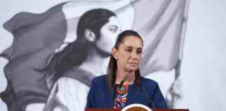 La presidenta Claudia Sheinbaum afirmó este lunes que la movilización del sábado, presentada como una protesta de jóvenes de la “Generación Z”, fue en realidad impulsada por la oposición con un financiamiento cercano a 90 millones de pesos y derivó en actos de “violencia preparada”. En respuesta a las críticas surgidas tras la marcha, la mandataria sostuvo que “no nos van a debilitar”, que está “más fuerte” y que “aquí no nos vamos a rajar nunca”, al asegurar que su gobierno se sostiene en la fuerza del pueblo. Denuncia presencia de grupo organizado para generar violencia Sheinbaum subrayó que lo más grave de la jornada fue la actuación de “un grupo muy violento” que llegó al Zócalo con esmeriles, ganzúas, marros y otros instrumentos para derribar la valla colocada por seguridad. Señaló que su objetivo no era llegar a Palacio Nacional, sino agredir a los elementos policiacos. “Los policías resistieron como dos horas a golpes, fuego y piedras. Levantaron los bloques del Zócalo para lanzarlos contra los escudos”, dijo al mostrar imágenes del enfrentamiento. La presidenta informó que pidió a la Fiscalía de la Ciudad de México investigar quiénes integran ese grupo y si actuaron bajo pago o instrucción. Incluso mencionó un video donde un hombre grita amenazas de muerte a policías: “Van a morir, traemos armas”. Sobre ello, insistió en que debe investigarse sin especulaciones, pero con firmeza: “Nadie quiere la violencia”. Rechaza narrativa de represión y llama a no caer en provocaciones Sheinbaum acusó que tras los hechos se desplegó una campaña internacional para posicionar la idea de que “en México se reprime a los jóvenes”, lo cual calificó como falso. Sostuvo que la mayoría de las y los jóvenes apoyan a la Transformación y que su gobierno ofrece becas, escuelas y trabajo para ese sector. “No vamos a caer en provocaciones. La violencia no ayuda a nadie y en México se rechaza la violencia”, afirmó. También llamó a quienes convocan movilizaciones a deslindarse de los actos violentos y a promover manifestaciones pacíficas. Sobre nuevas convocatorias: “Hay que evitar la violencia” Ante el anuncio de una nueva protesta para este jueves —día en que también se realizará el desfile del 20 de noviembre—, la presidenta señaló que su gobierno está evaluando la situación y reiteró el llamado a mantener la calma: “Todos aquellos que están promoviendo la violencia hacen mal al país”. “Estamos fuertes con el pueblo” Sheinbaum aseguró que los ataques verbales y las agresiones no afectarán a su gobierno: “¿Creen que me van a debilitar? Más fuerte soy”. Relató que durante sus giras por Campeche, Tabasco y otros estados “la gente está feliz”, lo que calificó como el “verdadero México”. Concluyó con una declaración de respaldo popular: “Aquí no nos vamos a rajar nunca. Es el pueblo, el pueblo, el pueblo y el pueblo”.