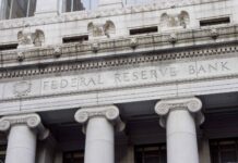 Vicepresidente de la Fed Jefferson llama a la cautela en momentos “de mayor riesgo laboral”