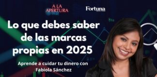 Las marcas propias se consolidan como una de las principales tendencias de consumo en México, impulsadas por una mayor planeación financiera, búsqueda de calidad y racionalidad en el gasto, reveló Fabiola Sánchez Almaraz, especialista en finanzas personales y colaboradora del diario Reforma, durante su participación en el programa A la Apertura de Revista Fortuna. De acuerdo con datos presentados por la analista, basados en estudios de Worldpanel by Numerator y NielsenIQ, los hogares mexicanos destinan actualmente 23% de su gasto total en despensa a marcas propias, una proporción que refleja un cambio estructural en los hábitos de compra, especialmente tras la pandemia. Del estigma al valor Durante años, las marcas propias estuvieron asociadas a productos de menor calidad o a consumidores con ingresos limitados. Sin embargo, esa percepción ha cambiado de manera significativa. Hoy, 70% de los consumidores reconoce que estas marcas ofrecen un muy buen valor por su dinero, mientras que 64% afirma que compraría más productos de este tipo si existiera mayor variedad. “Ya no se trata solo de precio, sino de calidad, rendimiento y confianza”, explicó Sánchez Almaraz, quien subrayó que productos como papel higiénico, detergentes, lácteos, agua embotellada, nueces, conservas y artículos de uso cotidiano destacan por su competitividad frente a marcas comerciales tradicionales. Consumidores más informados y exigentes El estudio revela que los compradores mexicanos utilizan en promedio 26 canales distintos de compra, que van desde la tiendita de la esquina y mercados tradicionales, hasta clubes de precio, hard discounters, farmacias, supermercados, marketplaces y plataformas de comercio electrónico. Este ecosistema diverso ha fortalecido un consumidor más informado, comparativo y crítico, que consulta reseñas en redes sociales, evalúa la reputación de las marcas y toma en cuenta factores como responsabilidad social, impacto ambiental y prácticas empresariales antes de decidir una compra. Las generaciones millennial y centennial lideran este cambio, priorizando productos que no impliquen pruebas en animales, cuenten con envases sustentables o formen parte de esquemas de economía circular. E-commerce y marketplaces, en expansión El comercio electrónico se mantiene como uno de los motores del consumo. En 2024, el e-commerce minorista creció 20% en valor, alcanzando casi 800 mil millones de pesos, impulsado por redes sociales, plataformas de venta directa y el llamado live commerce, donde los productos se comercializan en tiempo real a través de transmisiones digitales. A pesar de este crecimiento, la especialista destacó que las tiendas físicas no desaparecen, sino que evolucionan hacia espacios de experiencia, donde los consumidores prueban productos —especialmente en categorías como belleza y cuidado personal— antes de concretar compras digitales. Categorías con mayor crecimiento Entre los productos con mayor dinamismo en el consumo destacan: Belleza y cuidado personal, con un crecimiento de 20%, incluyendo maquillaje, cremas faciales, fragancias y limpiadores. Alimentos, como chocolate de mesa, miel, puré de tomate, caldos y sazonadores. Lácteos, entre ellos cajeta, queso y cremas. Productos para el hogar, como papel higiénico, cloro y jabón en barra. Las marcas propias pasaron de representar 6.9% del mercado en 2024 a 8% al segundo trimestre de 2025, un avance gradual pero sostenido. Cinco tendencias que marcan el consumo El análisis identifica cinco tendencias clave: Crecimiento constante de las marcas propias. Mayor disposición a pagar por productos premium en ocasiones específicas. Prioridad en la necesidad por encima de la marca (58% de los consumidores). Influencia creciente de redes sociales en decisiones de compra. Planeación financiera más consciente en los hogares. Educación financiera, el eje del cambio Sánchez Almaraz subrayó que este nuevo comportamiento refleja un avance en la educación financiera, que permite a las familias optimizar su presupuesto sin sacrificar calidad. “La educación financiera no depende del nivel de ingreso, sino de cómo se toman las decisiones. Desde elegir cómo transportarse hasta qué productos llevar al hogar”, afirmó. El mensaje, concluyó, es claro: el consumidor mexicano está cambiando, se informa más, compara mejor y entiende que el valor no siempre está en la marca más conocida, sino en el equilibrio entre precio, calidad y utilidad real.