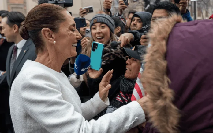 La presidenta Claudia Sheinbaum rechazó de manera contundente los abusos cometidos contra migrantes mexicanos durante el operativo estadounidense Operation Midway Blitz, denunciado por organizaciones civiles y periodistas en Chicago y otros estados del medio oeste debido a detenciones violentas, violaciones a derechos constitucionales, malos tratos y condiciones infrahumanas en centros de detención. Ante la pregunta de una periodista basada en Chicago, Sheinbaum afirmó que México ha manifestado su desaprobación directamente al presidente Donald Trump y al secretario de Estado, Marco Rubio. Dijo que el gobierno mexicano ha emitido “muchísimas notas diplomáticas”, tanto sobre casos específicos como sobre el patrón general de detenciones y deportaciones agresivas, y que la postura del país es clara: no están de acuerdo con estos procedimientos. La presidenta subrayó que las y los mexicanos en Estados Unidos “no son criminales”, sino personas trabajadoras que aportan a la economía estadounidense. Anunció que su administración retomará la sección especial dedicada a migrantes los viernes, para informar periódicamente sobre su situación y visibilizar su contribución. Sheinbaum explicó que el gobierno ha reforzado la línea telefónica de apoyo, ha ampliado contratos con organizaciones de abogados y ha instruido a los consulados a visitar permanentemente los centros de detención para supervisar el respeto a los derechos humanos. Detalló que, en caso de detención, el apoyo puede ser legal para permanecer en territorio estadounidense, o bien para facilitar un retorno rápido y acompañado hacia México. Dijo que, para quienes regresan al país, el gobierno ofrece un esquema integral de ayudas que va desde la Tarjeta de Apoyo al Migrante y la Tarjeta Paisano hasta la afiliación al IMSS, además del traslado gratuito a sus comunidades y la búsqueda de oportunidades de empleo. Recordó que siguen operando los Centros de Atención en caso de retorno terrestre y que los migrantes que llegan por su cuenta pueden llamar directamente al número de Bienestar para recibir orientación. Sheinbaum reconoció las dificultades que enfrentan los migrantes para pagar la fianza que les permitiría salir de los centros de detención en Estados Unidos. En respuesta, dijo, el gobierno mexicano lanzó recientemente un sorteo de la Lotería Nacional y habilitó una bolsa económica dedicada exclusivamente a apoyar a estos migrantes en el pago de dichas fianzas, con el fin de que puedan salir de los centros y continuar su proceso en libertad. Al referirse al programa “México te abraza”, la presidenta explicó que su alcance depende del tipo de retorno. Indicó que quienes son deportados por vía aérea llegan directamente a los Centros de Atención instalados en Tapachula, Villahermosa y el Aeropuerto Internacional Felipe Ángeles, donde reciben alimentos, atención médica, información, afiliación al IMSS y apoyo para regresar a sus comunidades. Para quienes cruzan por tierra, hay puntos de orientación en frontera y mesas de atención. Y para quienes regresan por su cuenta, hay atención telefónica centralizada para guiarlos hacia los servicios disponibles. La mandataria presentó cifras del programa: más de 814 mil servicios se han brindado en total, incluyendo casi 282 mil entregas de alimentos, más de 98 mil traslados a comunidades de origen, miles de afiliaciones al IMSS y 74 mil Tarjetas Paisano. Compartió también el número total de personas retornadas desde el 20 de enero: 152 mil 592 —140 mil 706 mexicanas y 11 mil 886 extranjeras—, además de los 217 mil 109 retornos acumulados desde octubre, cuando inició su gobierno. Solo ayer, dijo, fueron repatriadas 372 personas, de las cuales 305 eran mexicanas. Cuestionada sobre si el programa es suficiente, sobre todo para personas que regresan a comunidades remotas donde no llegan todos los apoyos, Sheinbaum admitió que hay desafíos. Dijo que la información disponible en puntos clave puede no ser suficiente para garantizar que todos los retornados accedan a la totalidad de beneficios, pero aseguró que el gobierno seguirá fortaleciendo el sistema. “Siempre se puede hacer más. Nunca hay que ser conformistas”, señaló. La presidenta insistió en que el objetivo central del gobierno es atacar las causas de la migración. “Trabajar para que los mexicanos no tengan que migrar es la esencia de la Cuarta Transformación”, afirmó. Añadió que, mientras existan personas retornando, el Estado seguirá abrazándolas —“por eso se llama ‘México te abraza’”— y garantizando que cuenten con apoyos para rehacer su vida en el país. Finalmente, adelantó que en los próximos días se dará a conocer un número especial para paisanos que vendrán de visita durante la temporada vacacional, con el fin de atender cualquier incidente en su llegada al país. “Nuestro apoyo, solidaridad y reconocimiento a todas y todos los mexicanos que viven en Estados Unidos es permanente”, concluyó. La presidenta Claudia Sheinbaum rechazó de manera contundente los abusos cometidos contra migrantes mexicanos durante el operativo estadounidense Operation Midway Blitz, denunciado por organizaciones civiles y periodistas en Chicago y otros estados del medio oeste debido a detenciones violentas, violaciones a derechos constitucionales, malos tratos y condiciones infrahumanas en centros de detención. Ante la pregunta de una periodista basada en Chicago, Sheinbaum afirmó que México ha manifestado su desaprobación directamente al presidente Donald Trump y al secretario de Estado, Marco Rubio. Dijo que el gobierno mexicano ha emitido “muchísimas notas diplomáticas”, tanto sobre casos específicos como sobre el patrón general de detenciones y deportaciones agresivas, y que la postura del país es clara: no están de acuerdo con estos procedimientos. La presidenta subrayó que las y los mexicanos en Estados Unidos “no son criminales”, sino personas trabajadoras que aportan a la economía estadounidense. Anunció que su administración retomará la sección especial dedicada a migrantes los viernes, para informar periódicamente sobre su situación y visibilizar su contribución. Sheinbaum explicó que el gobierno ha reforzado la línea telefónica de apoyo, ha ampliado contratos con organizaciones de abogados y ha instruido a los consulados a visitar permanentemente los centros de detención para supervisar el respeto a los derechos humanos. Detalló que, en caso de detención, el apoyo puede ser legal para permanecer en territorio estadounidense, o bien para facilitar un retorno rápido y acompañado hacia México. Dijo que, para quienes regresan al país, el gobierno ofrece un esquema integral de ayudas que va desde la Tarjeta de Apoyo al Migrante y la Tarjeta Paisano hasta la afiliación al IMSS, además del traslado gratuito a sus comunidades y la búsqueda de oportunidades de empleo. Recordó que siguen operando los Centros de Atención en caso de retorno terrestre y que los migrantes que llegan por su cuenta pueden llamar directamente al número de Bienestar para recibir orientación. Sheinbaum reconoció las dificultades que enfrentan los migrantes para pagar la fianza que les permitiría salir de los centros de detención en Estados Unidos. En respuesta, dijo, el gobierno mexicano lanzó recientemente un sorteo de la Lotería Nacional y habilitó una bolsa económica dedicada exclusivamente a apoyar a estos migrantes en el pago de dichas fianzas, con el fin de que puedan salir de los centros y continuar su proceso en libertad. Al referirse al programa “México te abraza”, la presidenta explicó que su alcance depende del tipo de retorno. Indicó que quienes son deportados por vía aérea llegan directamente a los Centros de Atención instalados en Tapachula, Villahermosa y el Aeropuerto Internacional Felipe Ángeles, donde reciben alimentos, atención médica, información, afiliación al IMSS y apoyo para regresar a sus comunidades. Para quienes cruzan por tierra, hay puntos de orientación en frontera y mesas de atención. Y para quienes regresan por su cuenta, hay atención telefónica centralizada para guiarlos hacia los servicios disponibles. La mandataria presentó cifras del programa: más de 814 mil servicios se han brindado en total, incluyendo casi 282 mil entregas de alimentos, más de 98 mil traslados a comunidades de origen, miles de afiliaciones al IMSS y 74 mil Tarjetas Paisano. Compartió también el número total de personas retornadas desde el 20 de enero: 152 mil 592 —140 mil 706 mexicanas y 11 mil 886 extranjeras—, además de los 217 mil 109 retornos acumulados desde octubre, cuando inició su gobierno. Solo ayer, dijo, fueron repatriadas 372 personas, de las cuales 305 eran mexicanas. Cuestionada sobre si el programa es suficiente, sobre todo para personas que regresan a comunidades remotas donde no llegan todos los apoyos, Sheinbaum admitió que hay desafíos. Dijo que la información disponible en puntos clave puede no ser suficiente para garantizar que todos los retornados accedan a la totalidad de beneficios, pero aseguró que el gobierno seguirá fortaleciendo el sistema. “Siempre se puede hacer más. Nunca hay que ser conformistas”, señaló. La presidenta insistió en que el objetivo central del gobierno es atacar las causas de la migración. “Trabajar para que los mexicanos no tengan que migrar es la esencia de la Cuarta Transformación”, afirmó. Añadió que, mientras existan personas retornando, el Estado seguirá abrazándolas —“por eso se llama ‘México te abraza’”— y garantizando que cuenten con apoyos para rehacer su vida en el país. Finalmente, adelantó que en los próximos días se dará a conocer un número especial para paisanos que vendrán de visita durante la temporada vacacional, con el fin de atender cualquier incidente en su llegada al país. “Nuestro apoyo, solidaridad y reconocimiento a todas y todos los mexicanos que viven en Estados Unidos es permanente”, concluyó.
