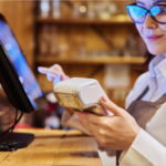 Terminal POS portátil con escáner: tecnología que transforma el retail mexicano Fuente: Shutterstock