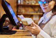 Terminal POS portátil con escáner: tecnología que transforma el retail mexicano Fuente: Shutterstock