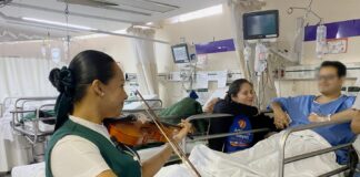 Enfermera de IMSS Morelos trasmite alegría a pacientes a través de la música
