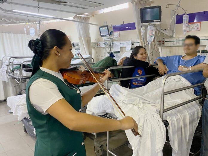 Enfermera de IMSS Morelos trasmite alegría a pacientes a través de la música