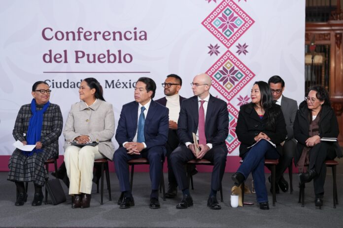 En su conferencia de prensa de este miércoles, la presidenta Claudia Sheinbaum encabezó el informe sobre los avances del Plan Michoacán por la Paz y la Justicia, una estrategia integral que involucra a más de 50 dependencias del Gobierno de México y que, desde el 17 de noviembre, opera en todo el estado con acciones sociales, productivas, educativas, de infraestructura y reconstrucción comunitaria. En su conferencia de prensa de este miércoles, la presidenta Claudia Sheinbaum encabezó el informe sobre los avances del Plan Michoacán por la Paz y la Justicia, una estrategia integral que involucra a más de 50 dependencias del Gobierno de México y que, desde el 17 de noviembre, opera en todo el estado con acciones sociales, productivas, educativas, de infraestructura y reconstrucción comunitaria.