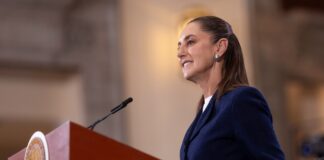 Ante el giro político que se ha observado en algunos países de América Latina, donde sectores del electorado han optado por opciones de derecha, la presidenta de México, Claudia Sheinbaum Pardo, afirmó que cada caso debe analizarse de manera particular y subrayó que las decisiones de los pueblos deben respetarse siempre que se den por la vía democrática. Durante su conferencia de prensa matutina, Sheinbaum se refirió a los recientes procesos electorales en la región, como el de Chile, y sostuvo que se trató de una elección democrática en la que la ciudadanía decidió quién quiere que la gobierne. “Evidentemente, nosotros queremos que haya más gobiernos cercanos al pueblo, pero que siempre se decida de manera democrática”, señaló. La mandataria consideró que este contexto representa un momento de reflexión para los movimientos progresistas en América Latina, al plantear la necesidad de revisar las causas que explican estos cambios en las preferencias electorales. “Creo que es un momento de reflexión de por qué se dan estas circunstancias”, apuntó. No obstante, Sheinbaum afirmó que este escenario no se replicará en México, al argumentar que su gobierno cuenta con un amplio respaldo popular. Explicó que dicho apoyo se sustenta, en primer lugar, en el cumplimiento de los compromisos asumidos con la ciudadanía y en no haber traicionado el proyecto político que representan. “Hay mucho apoyo popular al gobierno, porque estamos cumpliendo”, dijo. En segundo término, destacó los resultados de su administración, particularmente en la reducción de la pobreza y de las desigualdades, lo que —aseguró— ha generado que la mayoría de las y los mexicanos esté de acuerdo con la transformación que vive el país. Finalmente, la presidenta resaltó la importancia de la unidad dentro de los movimientos políticos, al advertir que la falta de cohesión suele traducirse en la pérdida de respaldo social. “Aquí buscamos siempre la unidad de nuestro movimiento y da resultados; honestidad y resultados, y nunca abandonar lo que nos comprometimos y la visión de que el gobierno está para servir al pueblo”, concluyó, al tiempo que reiteró que es necesario analizar con detalle lo ocurrido en Chile.