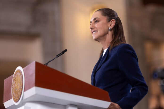 Ante el giro político que se ha observado en algunos países de América Latina, donde sectores del electorado han optado por opciones de derecha, la presidenta de México, Claudia Sheinbaum Pardo, afirmó que cada caso debe analizarse de manera particular y subrayó que las decisiones de los pueblos deben respetarse siempre que se den por la vía democrática. Durante su conferencia de prensa matutina, Sheinbaum se refirió a los recientes procesos electorales en la región, como el de Chile, y sostuvo que se trató de una elección democrática en la que la ciudadanía decidió quién quiere que la gobierne. “Evidentemente, nosotros queremos que haya más gobiernos cercanos al pueblo, pero que siempre se decida de manera democrática”, señaló. La mandataria consideró que este contexto representa un momento de reflexión para los movimientos progresistas en América Latina, al plantear la necesidad de revisar las causas que explican estos cambios en las preferencias electorales. “Creo que es un momento de reflexión de por qué se dan estas circunstancias”, apuntó. No obstante, Sheinbaum afirmó que este escenario no se replicará en México, al argumentar que su gobierno cuenta con un amplio respaldo popular. Explicó que dicho apoyo se sustenta, en primer lugar, en el cumplimiento de los compromisos asumidos con la ciudadanía y en no haber traicionado el proyecto político que representan. “Hay mucho apoyo popular al gobierno, porque estamos cumpliendo”, dijo. En segundo término, destacó los resultados de su administración, particularmente en la reducción de la pobreza y de las desigualdades, lo que —aseguró— ha generado que la mayoría de las y los mexicanos esté de acuerdo con la transformación que vive el país. Finalmente, la presidenta resaltó la importancia de la unidad dentro de los movimientos políticos, al advertir que la falta de cohesión suele traducirse en la pérdida de respaldo social. “Aquí buscamos siempre la unidad de nuestro movimiento y da resultados; honestidad y resultados, y nunca abandonar lo que nos comprometimos y la visión de que el gobierno está para servir al pueblo”, concluyó, al tiempo que reiteró que es necesario analizar con detalle lo ocurrido en Chile. Ante el giro político que se ha observado en algunos países de América Latina, donde sectores del electorado han optado por opciones de derecha, la presidenta de México, Claudia Sheinbaum Pardo, afirmó que cada caso debe analizarse de manera particular y subrayó que las decisiones de los pueblos deben respetarse siempre que se den por la vía democrática. Durante su conferencia de prensa matutina, Sheinbaum se refirió a los recientes procesos electorales en la región, como el de Chile, y sostuvo que se trató de una elección democrática en la que la ciudadanía decidió quién quiere que la gobierne. “Evidentemente, nosotros queremos que haya más gobiernos cercanos al pueblo, pero que siempre se decida de manera democrática”, señaló. La mandataria consideró que este contexto representa un momento de reflexión para los movimientos progresistas en América Latina, al plantear la necesidad de revisar las causas que explican estos cambios en las preferencias electorales. “Creo que es un momento de reflexión de por qué se dan estas circunstancias”, apuntó. No obstante, Sheinbaum afirmó que este escenario no se replicará en México, al argumentar que su gobierno cuenta con un amplio respaldo popular. Explicó que dicho apoyo se sustenta, en primer lugar, en el cumplimiento de los compromisos asumidos con la ciudadanía y en no haber traicionado el proyecto político que representan. “Hay mucho apoyo popular al gobierno, porque estamos cumpliendo”, dijo. En segundo término, destacó los resultados de su administración, particularmente en la reducción de la pobreza y de las desigualdades, lo que —aseguró— ha generado que la mayoría de las y los mexicanos esté de acuerdo con la transformación que vive el país. Finalmente, la presidenta resaltó la importancia de la unidad dentro de los movimientos políticos, al advertir que la falta de cohesión suele traducirse en la pérdida de respaldo social. “Aquí buscamos siempre la unidad de nuestro movimiento y da resultados; honestidad y resultados, y nunca abandonar lo que nos comprometimos y la visión de que el gobierno está para servir al pueblo”, concluyó, al tiempo que reiteró que es necesario analizar con detalle lo ocurrido en Chile.