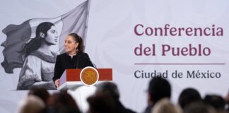 La presidenta Claudia Sheinbaum informó que su gobierno analiza el alcance y las implicaciones de la reciente orden ejecutiva y decreto emitidos en Estados Unidos, con los que el fentanilo fue catalogado como “arma de destrucción masiva”, al tiempo que subrayó que la estrategia mexicana para enfrentar el consumo de drogas es distinta y está centrada en la atención a las causas, no sólo en medidas punitivas.