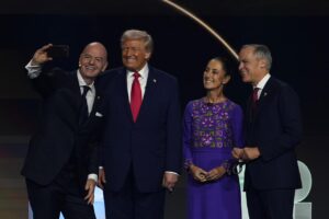 Definidos los grupos del Mundial 2026: así quedó la fase inicial del torneo

Ciudad de México.— El sorteo oficial del Mundial 2026 dejó establecidos los doce grupos que darán forma a la primera fase del torneo, que por primera vez contará con 48 selecciones. Con la ampliación del formato y la participación conjunta de México, Estados Unidos y Canadá como anfitriones, la atención se centró en cómo quedarían distribuidos los equipos en esta histórica edición.

El Grupo A, encabezado por México, quedó conformado también por Sudáfrica, Corea del Sur y el ganador del Play-off D, lo que convierte al sector en uno de los más diversos en estilos de juego. En el Grupo B, Canadá compartirá con el ganador del Play-off A, Qatar y Suiza.

Brasil lidera el Grupo C, acompañado por Marruecos, Haití y Escocia, mientras que en el Grupo D, Estados Unidos enfrentará a Paraguay, Australia y el ganador del Play-off C. Alemania encabeza el Grupo E, junto con Curazao, Costa de Marfil y Ecuador.

El Grupo F reúne a Países Bajos, Japón, el ganador del Play-off B y Túnez, en tanto que el Grupo G tendrá a Bélgica, Egipto, Irán y Nueva Zelanda. España quedó al frente del Grupo H, donde también están Cabo Verde, Arabia Saudita y Uruguay.

Francia lidera el Grupo I, acompañada por Senegal, el ganador del Play-off 2 y Noruega. Argentina encabeza el Grupo J, sector que comparte con Argelia, Austria y Jordania. En el Grupo K, Portugal enfrentará al ganador del Play-off 1, Uzbekistán y Colombia.

Finalmente, el Grupo L quedó integrado por Inglaterra, Croacia, Ghana y Panamá, un sector con amplio contraste entre tradición y sorpresa.

Con la definición de los grupos, las selecciones comienzan oficialmente su ruta hacia el torneo que marcará un antes y un después en la historia del fútbol internacional. El Mundial 2026 no solo ampliará el número de participantes, sino que también pondrá a prueba un nuevo formato competitivo en tres países sede.