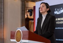 Homicidios caen 37% en 14 meses, reporta el Gobierno federal Incidencia delictiva registra su nivel más bajo en una década; gobierno federal destaca reducción de homicidios La administración federal presentó este martes el Reporte de Incidencia Delictiva con corte al 30 de noviembre de 2025, donde se informó que el país acumula 14 meses de disminución sostenida en homicidios dolosos y otros delitos de alto impacto. Las cifras, expuestas durante la conferencia matutina por el Secretariado Ejecutivo del Sistema Nacional de Seguridad Pública (SESNSP), muestran que noviembre de 2025 es el mes de menor homicidio registrado para un noviembre en los últimos diez años. Marcela Figueroa Franco, titular del Secretariado, detalló que el promedio diario de homicidios dolosos pasó de 86.9 casos en septiembre de 2024 —inicio del actual gobierno— a 54.7 en noviembre de 2025, lo que representa una reducción del 37%, equivalente a 32 homicidios menos por día. Señaló que con datos preliminares, 2025 se perfila como el año con menos homicidios desde 2018. Concentración por entidades Entre enero y noviembre, siete estados concentraron el 51% de los homicidios: Guanajuato (11%), Chihuahua (7.6%), Baja California (7.3%), Sinaloa (7.1%), Estado de México (6.5%), Guerrero (5.7%) y Michoacán (5.5%). En noviembre, la concentración fue similar: 49% del total. Los estados con mayor participación fueron Guanajuato (9.7%), Chihuahua (8%), Baja California (7.4%), Sinaloa (6.6%), Morelos (6.5%), Estado de México (5.8%) y Sonora (5.4%). Asimismo, 26 entidades redujeron su promedio diario de homicidios, destacando Zacatecas (-70%), Chiapas (-58%) y Quintana Roo (-56.7%). Estados con mayores reducciones El informe incluyó un seguimiento específico a entidades que históricamente registran mayor número de homicidios: Guanajuato: reducción de 58% entre febrero y noviembre (de 12.7 a 5.30 homicidios diarios). Baja California: 44% menos (de 7.13 a 4). Estado de México: disminución de 52% (de 6.63 a 3.20). Tabasco: 60% menos (de 3.53 a 1.4). Nuevo León: reducción de 67% (de 5 a 1.67). Sinaloa: 47% menos, con noviembre como el mes más bajo en 15 meses. Delitos de alto impacto también registran bajas Figueroa informó que, a nivel nacional, los delitos de alto impacto disminuyeron 47% entre 2018 y 2025, al pasar de 969.4 a 518.2 delitos diarios en promedio. En la actual administración, la baja es de 25%, al pasar de 636.6 delitos diarios en octubre de 2024 a 478.6 en noviembre de 2025. Otros delitos con reducciones relevantes en el periodo 2019–2025 incluyen: Feminicidio: -23.4% Lesiones por arma de fuego: -22.6% Secuestro: -58.4% Robos con violencia: -49% Robo a casa habitación con violencia: -52.8% Robo de vehículo con violencia: -45% Robo a transportista: -49% Robo a transeúnte con violencia: -44.7% Robo a negocio con violencia: -57% En contraste, la extorsión aumentó 23.1% entre 2019 y 2025. No obstante, desde julio —cuando inició la Estrategia Nacional contra la Extorsión— las denuncias disminuyeron 20%, mientras aumentaron los reportes al número 089. Atención a las causas y trabajo territorial La secretaria de Gobernación, Rosa Icela Rodríguez, informó que el eje de Atención a las Causas cumplió un año de operación en 15 estados y 77 municipios, con más de 3 millones de personas atendidas y 4.6 millones de atenciones en territorio. Detalló: 404 Ferias de Paz organizadas. 338 Comités de Paz formalizados. 306 espacios públicos recuperados en Celaya. 6,855 Jornadas de Paz con la participación de 2.1 millones de personas. Actividades deportivas, culturales y recreativas coordinadas por dependencias federales y gobiernos locales, además de programas de prevención de adicciones, talleres familiares y campañas contra la violencia hacia mujeres. Rodríguez destacó también los resultados del programa “Sí al Desarme, Sí a la Paz”, que ha recibido 8,700 armas de fuego desde octubre de 2024. Resultados operativos El secretario de Seguridad y Protección Ciudadana, Omar García Harfuch, informó que en noviembre fueron detenidas 1,761 personas por delitos de alto impacto y se aseguraron 15 toneladas de droga, además de más de 1,100 armas de fuego. Se desmantelaron 146 laboratorios de metanfetaminas. En lo que va de la administración, dijo, se han asegurado 311 toneladas de droga, 20,169 armas, y se han desmantelado 1,760 laboratorios, afectando estructuras logísticas y financieras de grupos criminales. Harfuch señaló que la reducción del 37% en homicidios es consistente con la política de cero impunidad y el incremento de operaciones conjuntas con gobiernos estatales.