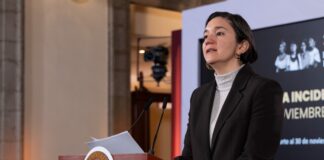 Incidencia delictiva registra su nivel más bajo en una década; gobierno federal destaca reducción de homicidios La administración federal presentó este martes el Reporte de Incidencia Delictiva con corte al 30 de noviembre de 2025, donde se informó que el país acumula 14 meses de disminución sostenida en homicidios dolosos y otros delitos de alto impacto. Las cifras, expuestas durante la conferencia matutina por el Secretariado Ejecutivo del Sistema Nacional de Seguridad Pública (SESNSP), muestran que noviembre de 2025 es el mes de menor homicidio registrado para un noviembre en los últimos diez años. Marcela Figueroa Franco, titular del Secretariado, detalló que el promedio diario de homicidios dolosos pasó de 86.9 casos en septiembre de 2024 —inicio del actual gobierno— a 54.7 en noviembre de 2025, lo que representa una reducción del 37%, equivalente a 32 homicidios menos por día. Señaló que con datos preliminares, 2025 se perfila como el año con menos homicidios desde 2018. Concentración por entidades Entre enero y noviembre, siete estados concentraron el 51% de los homicidios: Guanajuato (11%), Chihuahua (7.6%), Baja California (7.3%), Sinaloa (7.1%), Estado de México (6.5%), Guerrero (5.7%) y Michoacán (5.5%). En noviembre, la concentración fue similar: 49% del total. Los estados con mayor participación fueron Guanajuato (9.7%), Chihuahua (8%), Baja California (7.4%), Sinaloa (6.6%), Morelos (6.5%), Estado de México (5.8%) y Sonora (5.4%). Asimismo, 26 entidades redujeron su promedio diario de homicidios, destacando Zacatecas (-70%), Chiapas (-58%) y Quintana Roo (-56.7%). Estados con mayores reducciones El informe incluyó un seguimiento específico a entidades que históricamente registran mayor número de homicidios: Guanajuato: reducción de 58% entre febrero y noviembre (de 12.7 a 5.30 homicidios diarios). Baja California: 44% menos (de 7.13 a 4). Estado de México: disminución de 52% (de 6.63 a 3.20). Tabasco: 60% menos (de 3.53 a 1.4). Nuevo León: reducción de 67% (de 5 a 1.67). Sinaloa: 47% menos, con noviembre como el mes más bajo en 15 meses. Delitos de alto impacto también registran bajas Figueroa informó que, a nivel nacional, los delitos de alto impacto disminuyeron 47% entre 2018 y 2025, al pasar de 969.4 a 518.2 delitos diarios en promedio. En la actual administración, la baja es de 25%, al pasar de 636.6 delitos diarios en octubre de 2024 a 478.6 en noviembre de 2025. Otros delitos con reducciones relevantes en el periodo 2019–2025 incluyen: Feminicidio: -23.4% Lesiones por arma de fuego: -22.6% Secuestro: -58.4% Robos con violencia: -49% Robo a casa habitación con violencia: -52.8% Robo de vehículo con violencia: -45% Robo a transportista: -49% Robo a transeúnte con violencia: -44.7% Robo a negocio con violencia: -57% En contraste, la extorsión aumentó 23.1% entre 2019 y 2025. No obstante, desde julio —cuando inició la Estrategia Nacional contra la Extorsión— las denuncias disminuyeron 20%, mientras aumentaron los reportes al número 089. Atención a las causas y trabajo territorial La secretaria de Gobernación, Rosa Icela Rodríguez, informó que el eje de Atención a las Causas cumplió un año de operación en 15 estados y 77 municipios, con más de 3 millones de personas atendidas y 4.6 millones de atenciones en territorio. Detalló: 404 Ferias de Paz organizadas. 338 Comités de Paz formalizados. 306 espacios públicos recuperados en Celaya. 6,855 Jornadas de Paz con la participación de 2.1 millones de personas. Actividades deportivas, culturales y recreativas coordinadas por dependencias federales y gobiernos locales, además de programas de prevención de adicciones, talleres familiares y campañas contra la violencia hacia mujeres. Rodríguez destacó también los resultados del programa “Sí al Desarme, Sí a la Paz”, que ha recibido 8,700 armas de fuego desde octubre de 2024. Resultados operativos El secretario de Seguridad y Protección Ciudadana, Omar García Harfuch, informó que en noviembre fueron detenidas 1,761 personas por delitos de alto impacto y se aseguraron 15 toneladas de droga, además de más de 1,100 armas de fuego. Se desmantelaron 146 laboratorios de metanfetaminas. En lo que va de la administración, dijo, se han asegurado 311 toneladas de droga, 20,169 armas, y se han desmantelado 1,760 laboratorios, afectando estructuras logísticas y financieras de grupos criminales. Harfuch señaló que la reducción del 37% en homicidios es consistente con la política de cero impunidad y el incremento de operaciones conjuntas con gobiernos estatales.