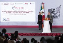 El consumo de opioides y el uso indebido de medicamentos en México aumentaron de manera sostenida entre 2016 y 2025, de acuerdo con los resultados de la Encuesta Nacional de Consumo de Drogas, Alcohol y Tabaco (ENCODAT), presentados este martes durante la conferencia de prensa matutina del gobierno federal. Según la encuesta, el consumo de opioides pasó de 0.1 por ciento en 2016 a 1.4 por ciento en 2025 entre la población de 12 a 65 años. Aunque la prevalencia general se mantiene baja, el secretario de Salud, David Kershenobich Stalnikowitz, advirtió que el incremento es un indicador que permanece bajo vigilancia sanitaria. En paralelo, el uso indebido de medicamentos mostró un alza relevante al pasar de 1.3 por ciento en 2016 a 2.5 por ciento en 2025, fenómeno que las autoridades atribuyen en buena medida a la automedicación y a la autorreceta de fármacos que no requieren prescripción médica. Durante la presentación de los resultados, la presidenta de México, Claudia Sheinbaum Pardo, afirmó que la ENCODAT ofrece una guía clara sobre hacia dónde deben dirigirse las políticas públicas de prevención y regulación. Destacó que, a diferencia de otras sustancias, el consumo no médico de fentanilo mostró una disminución. “Pasó de 0.2 por ciento a 0.1 por ciento, lo que demuestra que la campaña contra el fentanilo ha funcionado”, señaló la mandataria, al explicar que la estrategia no se limitó a spots publicitarios, sino que se extendió de forma directa a las escuelas, con la participación de maestros y padres de familia. Sheinbaum explicó que el aumento registrado en el rubro de opioides está probablemente vinculado al acceso previo a medicamentos para el dolor, como el tramadol, que durante años pudo adquirirse sin receta médica. Recordó que ya se realizaron reformas para regular su venta y que actualmente sólo puede obtenerse bajo prescripción. Sobre el uso indebido de medicamentos, precisó que se trata principalmente de prácticas de autorreceta, lo que refuerza la necesidad de fortalecer la orientación médica y la educación en salud. La encuesta también analizó el consumo experimental en adolescentes, definido como haber consumido alguna sustancia al menos una vez. En este grupo, el consumo de marihuana disminuyó de 5.3 por ciento a 3.7 por ciento, resultado que, de acuerdo con la presidenta, está relacionado con las campañas preventivas implementadas en el ámbito escolar. No obstante, alertó sobre el incremento en el consumo de alucinógenos, que subió un punto porcentual en adolescentes y mostró un aumento mayor entre adultos. En un país de más de 130 millones de habitantes, subrayó, un aumento de un punto porcentual equivale a 1.3 millones de personas. En el caso de los estimulantes de tipo anfetamínico, el consumo disminuyó en adolescentes, pero aumentó entre adultos. Sheinbaum adelantó que, a partir de estos resultados, el gobierno federal reforzará las campañas preventivas y, a partir del próximo año, pondrá especial énfasis en el combate al consumo de metanfetaminas, cuyo uso va en aumento. En el plano internacional, la presidenta fue cuestionada sobre la postura del gobierno de Estados Unidos de considerar al fentanilo como un “arma”. Al respecto, indicó que México continúa analizando el alcance de esa clasificación, al tiempo que subrayó que el fentanilo tiene un uso médico legítimo y fundamental como anestésico. “Vamos a seguir trabajando para disminuir el consumo no medicinal”, afirmó, y añadió que la Secretaría de Relaciones Exteriores solicitó a Estados Unidos mayor claridad sobre las implicaciones de esa categoría. La ENCODAT fue aplicada a 19 mil 200 personas y elaborada por la Subsecretaría de Salud, la Comisión Nacional de Salud Mental y Adicciones (Conasama), el Instituto Mexicano de Psiquiatría y el Instituto Nacional de Salud Pública, como parte de la estrategia federal “Por la paz y contra las adicciones”. Los resultados servirán como base para reforzar campañas educativas, orientar al personal médico y fortalecer la prevención desde las escuelas.