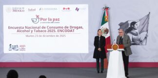 El consumo de opioides y el uso indebido de medicamentos en México aumentaron de manera sostenida entre 2016 y 2025, de acuerdo con los resultados de la Encuesta Nacional de Consumo de Drogas, Alcohol y Tabaco (ENCODAT), presentados este martes durante la conferencia de prensa matutina del gobierno federal. Según la encuesta, el consumo de opioides pasó de 0.1 por ciento en 2016 a 1.4 por ciento en 2025 entre la población de 12 a 65 años. Aunque la prevalencia general se mantiene baja, el secretario de Salud, David Kershenobich Stalnikowitz, advirtió que el incremento es un indicador que permanece bajo vigilancia sanitaria. En paralelo, el uso indebido de medicamentos mostró un alza relevante al pasar de 1.3 por ciento en 2016 a 2.5 por ciento en 2025, fenómeno que las autoridades atribuyen en buena medida a la automedicación y a la autorreceta de fármacos que no requieren prescripción médica. Durante la presentación de los resultados, la presidenta de México, Claudia Sheinbaum Pardo, afirmó que la ENCODAT ofrece una guía clara sobre hacia dónde deben dirigirse las políticas públicas de prevención y regulación. Destacó que, a diferencia de otras sustancias, el consumo no médico de fentanilo mostró una disminución. “Pasó de 0.2 por ciento a 0.1 por ciento, lo que demuestra que la campaña contra el fentanilo ha funcionado”, señaló la mandataria, al explicar que la estrategia no se limitó a spots publicitarios, sino que se extendió de forma directa a las escuelas, con la participación de maestros y padres de familia. Sheinbaum explicó que el aumento registrado en el rubro de opioides está probablemente vinculado al acceso previo a medicamentos para el dolor, como el tramadol, que durante años pudo adquirirse sin receta médica. Recordó que ya se realizaron reformas para regular su venta y que actualmente sólo puede obtenerse bajo prescripción. Sobre el uso indebido de medicamentos, precisó que se trata principalmente de prácticas de autorreceta, lo que refuerza la necesidad de fortalecer la orientación médica y la educación en salud. La encuesta también analizó el consumo experimental en adolescentes, definido como haber consumido alguna sustancia al menos una vez. En este grupo, el consumo de marihuana disminuyó de 5.3 por ciento a 3.7 por ciento, resultado que, de acuerdo con la presidenta, está relacionado con las campañas preventivas implementadas en el ámbito escolar. No obstante, alertó sobre el incremento en el consumo de alucinógenos, que subió un punto porcentual en adolescentes y mostró un aumento mayor entre adultos. En un país de más de 130 millones de habitantes, subrayó, un aumento de un punto porcentual equivale a 1.3 millones de personas. En el caso de los estimulantes de tipo anfetamínico, el consumo disminuyó en adolescentes, pero aumentó entre adultos. Sheinbaum adelantó que, a partir de estos resultados, el gobierno federal reforzará las campañas preventivas y, a partir del próximo año, pondrá especial énfasis en el combate al consumo de metanfetaminas, cuyo uso va en aumento. En el plano internacional, la presidenta fue cuestionada sobre la postura del gobierno de Estados Unidos de considerar al fentanilo como un “arma”. Al respecto, indicó que México continúa analizando el alcance de esa clasificación, al tiempo que subrayó que el fentanilo tiene un uso médico legítimo y fundamental como anestésico. “Vamos a seguir trabajando para disminuir el consumo no medicinal”, afirmó, y añadió que la Secretaría de Relaciones Exteriores solicitó a Estados Unidos mayor claridad sobre las implicaciones de esa categoría. La ENCODAT fue aplicada a 19 mil 200 personas y elaborada por la Subsecretaría de Salud, la Comisión Nacional de Salud Mental y Adicciones (Conasama), el Instituto Mexicano de Psiquiatría y el Instituto Nacional de Salud Pública, como parte de la estrategia federal “Por la paz y contra las adicciones”. Los resultados servirán como base para reforzar campañas educativas, orientar al personal médico y fortalecer la prevención desde las escuelas.