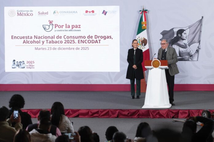 El consumo de opioides y el uso indebido de medicamentos en México aumentaron de manera sostenida entre 2016 y 2025, de acuerdo con los resultados de la Encuesta Nacional de Consumo de Drogas, Alcohol y Tabaco (ENCODAT), presentados este martes durante la conferencia de prensa matutina del gobierno federal. Según la encuesta, el consumo de opioides pasó de 0.1 por ciento en 2016 a 1.4 por ciento en 2025 entre la población de 12 a 65 años. Aunque la prevalencia general se mantiene baja, el secretario de Salud, David Kershenobich Stalnikowitz, advirtió que el incremento es un indicador que permanece bajo vigilancia sanitaria. En paralelo, el uso indebido de medicamentos mostró un alza relevante al pasar de 1.3 por ciento en 2016 a 2.5 por ciento en 2025, fenómeno que las autoridades atribuyen en buena medida a la automedicación y a la autorreceta de fármacos que no requieren prescripción médica. Durante la presentación de los resultados, la presidenta de México, Claudia Sheinbaum Pardo, afirmó que la ENCODAT ofrece una guía clara sobre hacia dónde deben dirigirse las políticas públicas de prevención y regulación. Destacó que, a diferencia de otras sustancias, el consumo no médico de fentanilo mostró una disminución. “Pasó de 0.2 por ciento a 0.1 por ciento, lo que demuestra que la campaña contra el fentanilo ha funcionado”, señaló la mandataria, al explicar que la estrategia no se limitó a spots publicitarios, sino que se extendió de forma directa a las escuelas, con la participación de maestros y padres de familia. Sheinbaum explicó que el aumento registrado en el rubro de opioides está probablemente vinculado al acceso previo a medicamentos para el dolor, como el tramadol, que durante años pudo adquirirse sin receta médica. Recordó que ya se realizaron reformas para regular su venta y que actualmente sólo puede obtenerse bajo prescripción. Sobre el uso indebido de medicamentos, precisó que se trata principalmente de prácticas de autorreceta, lo que refuerza la necesidad de fortalecer la orientación médica y la educación en salud. La encuesta también analizó el consumo experimental en adolescentes, definido como haber consumido alguna sustancia al menos una vez. En este grupo, el consumo de marihuana disminuyó de 5.3 por ciento a 3.7 por ciento, resultado que, de acuerdo con la presidenta, está relacionado con las campañas preventivas implementadas en el ámbito escolar. No obstante, alertó sobre el incremento en el consumo de alucinógenos, que subió un punto porcentual en adolescentes y mostró un aumento mayor entre adultos. En un país de más de 130 millones de habitantes, subrayó, un aumento de un punto porcentual equivale a 1.3 millones de personas. En el caso de los estimulantes de tipo anfetamínico, el consumo disminuyó en adolescentes, pero aumentó entre adultos. Sheinbaum adelantó que, a partir de estos resultados, el gobierno federal reforzará las campañas preventivas y, a partir del próximo año, pondrá especial énfasis en el combate al consumo de metanfetaminas, cuyo uso va en aumento. En el plano internacional, la presidenta fue cuestionada sobre la postura del gobierno de Estados Unidos de considerar al fentanilo como un “arma”. Al respecto, indicó que México continúa analizando el alcance de esa clasificación, al tiempo que subrayó que el fentanilo tiene un uso médico legítimo y fundamental como anestésico. “Vamos a seguir trabajando para disminuir el consumo no medicinal”, afirmó, y añadió que la Secretaría de Relaciones Exteriores solicitó a Estados Unidos mayor claridad sobre las implicaciones de esa categoría. La ENCODAT fue aplicada a 19 mil 200 personas y elaborada por la Subsecretaría de Salud, la Comisión Nacional de Salud Mental y Adicciones (Conasama), el Instituto Mexicano de Psiquiatría y el Instituto Nacional de Salud Pública, como parte de la estrategia federal “Por la paz y contra las adicciones”. Los resultados servirán como base para reforzar campañas educativas, orientar al personal médico y fortalecer la prevención desde las escuelas.