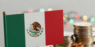 La temporada navideña suele ser uno de los momentos de mayor dinamismo económico en México. El incremento en el consumo, el pago de aguinaldos y la mayor circulación de dinero suelen traducirse en un repunte de la actividad comercial. Sin embargo, cuando se analiza qué Navidad ha sido “mejor” para la economía del país, los datos muestran que no basta con observar el monto del gasto, sino que es necesario considerar variables como inflación, poder adquisitivo, empleo y estabilidad macroeconómica, así como el contexto histórico en el que se desarrolló cada periodo. Desde una perspectiva de largo plazo, las Navidades de las décadas de 1980 y 1990 estuvieron marcadas por episodios recurrentes de crisis económicas. En los años ochenta, la inflación de dos y hasta tres dígitos, la devaluación del peso y la pérdida acelerada del poder adquisitivo limitaron severamente el consumo de los hogares durante las fiestas decembrinas. Para muchas familias, la Navidad estuvo más asociada al ajuste y la contención del gasto que a un periodo de expansión económica. En los años noventa, si bien se avanzó en la estabilidad macroeconómica, el impacto de la crisis de 1994–1995 dejó secuelas profundas. El aumento del desempleo, la caída del ingreso real y el encarecimiento del crédito afectaron el consumo durante varios años posteriores, incluidos los cierres de año. Aunque hacia finales de la década se observó una recuperación gradual, la mejora no fue homogénea y amplios sectores de la población enfrentaron Navidades con restricciones económicas. Durante los primeros años del siglo XXI, particularmente en la década de los 2000, México experimentó una mayor estabilidad en precios y finanzas públicas. Sin embargo, el crecimiento económico fue moderado y desigual, lo que se tradujo en Navidades más estables, pero sin un repunte significativo del poder adquisitivo para la mayoría de los hogares. El consumo se sostuvo, pero con brechas importantes entre regiones y niveles de ingreso. En este contexto histórico, la Navidad de 2019 destaca como una de las más favorables en años recientes, especialmente si se evalúa el equilibrio entre estabilidad y capacidad de consumo. De acuerdo con cifras del Instituto Nacional de Estadística y Geografía (INEGI), la inflación anual cerró ese año en 2.83 %, uno de los niveles más bajos de la última década y dentro del rango objetivo del Banco de México. Este entorno permitió que el ingreso disponible de las familias mantuviera mayor poder de compra durante el cierre del año. Además, 2019 fue el último diciembre previo a la pandemia de COVID-19, lo que significó un contexto de mayor previsibilidad económica. Aunque el crecimiento del Producto Interno Bruto fue limitado, la estabilidad de precios, el empleo formal relativamente sólido y un mercado interno sin disrupciones extraordinarias favorecieron un cierre de año más equilibrado para el consumo navideño. En contraste, las Navidades posteriores mostraron un comportamiento distinto. Entre 2022 y 2023, el gasto decembrino alcanzó niveles históricamente altos, impulsado por el aumento al salario mínimo, la expansión de los programas sociales y el flujo récord de remesas. No obstante, este dinamismo ocurrió en un entorno de inflación elevada, lo que redujo el impacto real del consumo. En términos prácticos, las familias destinaron más recursos, pero enfrentaron precios más altos. Para 2024 y 2025, los indicadores apuntan a una desaceleración gradual de la inflación. Datos del INEGI muestran que hacia el cierre de 2024 la inflación anual se ubicó en torno a 4.2 %, mientras que en la primera quincena de diciembre de 2025 descendió a alrededor de 3.7 %. Aunque estas cifras representan una mejora frente a los picos inflacionarios recientes, aún se mantienen por encima de los niveles observados en 2019. En paralelo, estimaciones de la Concanaco Servytur indican que la derrama económica de las fiestas decembrinas de 2025 superará los 600 mil millones de pesos, impulsada por el comercio, el turismo y los servicios. Sin embargo, analistas advierten que este crecimiento convive con un mayor costo de vida y una mayor utilización del crédito al consumo, lo que introduce presiones adicionales sobre las finanzas de los hogares. Especialistas coinciden en que la percepción de una “mejor Navidad” depende del indicador que se privilegie. Si se observan las ventas totales y la derrama económica, los años recientes muestran cifras más elevadas. Pero si el análisis se centra en el poder adquisitivo real, la estabilidad de precios y la certidumbre económica, 2019 aparece como el punto de referencia más favorable en décadas recientes. Así, más allá del monto gastado en diciembre, la experiencia económica de la Navidad en México ha estado históricamente condicionada por crisis, ajustes y periodos de recuperación. En ese balance, la Navidad de 2019 destaca como la última en la que el consumo se dio en un entorno de estabilidad macroeconómica que permitió a las familias aprovechar mejor su ingreso.