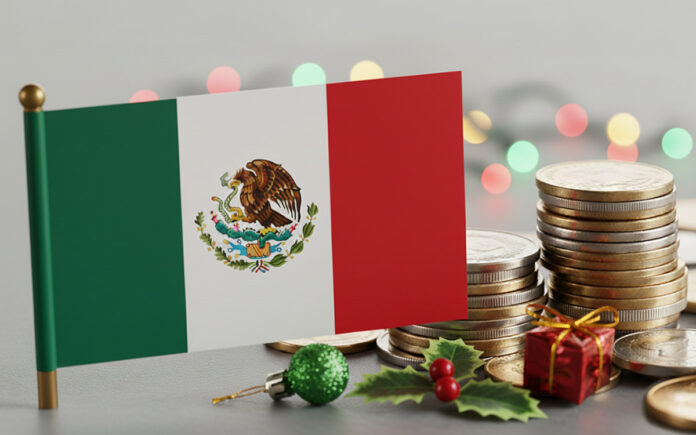 La temporada navideña suele ser uno de los momentos de mayor dinamismo económico en México. El incremento en el consumo, el pago de aguinaldos y la mayor circulación de dinero suelen traducirse en un repunte de la actividad comercial. Sin embargo, cuando se analiza qué Navidad ha sido “mejor” para la economía del país, los datos muestran que no basta con observar el monto del gasto, sino que es necesario considerar variables como inflación, poder adquisitivo, empleo y estabilidad macroeconómica, así como el contexto histórico en el que se desarrolló cada periodo. Desde una perspectiva de largo plazo, las Navidades de las décadas de 1980 y 1990 estuvieron marcadas por episodios recurrentes de crisis económicas. En los años ochenta, la inflación de dos y hasta tres dígitos, la devaluación del peso y la pérdida acelerada del poder adquisitivo limitaron severamente el consumo de los hogares durante las fiestas decembrinas. Para muchas familias, la Navidad estuvo más asociada al ajuste y la contención del gasto que a un periodo de expansión económica. En los años noventa, si bien se avanzó en la estabilidad macroeconómica, el impacto de la crisis de 1994–1995 dejó secuelas profundas. El aumento del desempleo, la caída del ingreso real y el encarecimiento del crédito afectaron el consumo durante varios años posteriores, incluidos los cierres de año. Aunque hacia finales de la década se observó una recuperación gradual, la mejora no fue homogénea y amplios sectores de la población enfrentaron Navidades con restricciones económicas. Durante los primeros años del siglo XXI, particularmente en la década de los 2000, México experimentó una mayor estabilidad en precios y finanzas públicas. Sin embargo, el crecimiento económico fue moderado y desigual, lo que se tradujo en Navidades más estables, pero sin un repunte significativo del poder adquisitivo para la mayoría de los hogares. El consumo se sostuvo, pero con brechas importantes entre regiones y niveles de ingreso. En este contexto histórico, la Navidad de 2019 destaca como una de las más favorables en años recientes, especialmente si se evalúa el equilibrio entre estabilidad y capacidad de consumo. De acuerdo con cifras del Instituto Nacional de Estadística y Geografía (INEGI), la inflación anual cerró ese año en 2.83 %, uno de los niveles más bajos de la última década y dentro del rango objetivo del Banco de México. Este entorno permitió que el ingreso disponible de las familias mantuviera mayor poder de compra durante el cierre del año. Además, 2019 fue el último diciembre previo a la pandemia de COVID-19, lo que significó un contexto de mayor previsibilidad económica. Aunque el crecimiento del Producto Interno Bruto fue limitado, la estabilidad de precios, el empleo formal relativamente sólido y un mercado interno sin disrupciones extraordinarias favorecieron un cierre de año más equilibrado para el consumo navideño. En contraste, las Navidades posteriores mostraron un comportamiento distinto. Entre 2022 y 2023, el gasto decembrino alcanzó niveles históricamente altos, impulsado por el aumento al salario mínimo, la expansión de los programas sociales y el flujo récord de remesas. No obstante, este dinamismo ocurrió en un entorno de inflación elevada, lo que redujo el impacto real del consumo. En términos prácticos, las familias destinaron más recursos, pero enfrentaron precios más altos. Para 2024 y 2025, los indicadores apuntan a una desaceleración gradual de la inflación. Datos del INEGI muestran que hacia el cierre de 2024 la inflación anual se ubicó en torno a 4.2 %, mientras que en la primera quincena de diciembre de 2025 descendió a alrededor de 3.7 %. Aunque estas cifras representan una mejora frente a los picos inflacionarios recientes, aún se mantienen por encima de los niveles observados en 2019. En paralelo, estimaciones de la Concanaco Servytur indican que la derrama económica de las fiestas decembrinas de 2025 superará los 600 mil millones de pesos, impulsada por el comercio, el turismo y los servicios. Sin embargo, analistas advierten que este crecimiento convive con un mayor costo de vida y una mayor utilización del crédito al consumo, lo que introduce presiones adicionales sobre las finanzas de los hogares. Especialistas coinciden en que la percepción de una “mejor Navidad” depende del indicador que se privilegie. Si se observan las ventas totales y la derrama económica, los años recientes muestran cifras más elevadas. Pero si el análisis se centra en el poder adquisitivo real, la estabilidad de precios y la certidumbre económica, 2019 aparece como el punto de referencia más favorable en décadas recientes. Así, más allá del monto gastado en diciembre, la experiencia económica de la Navidad en México ha estado históricamente condicionada por crisis, ajustes y periodos de recuperación. En ese balance, la Navidad de 2019 destaca como la última en la que el consumo se dio en un entorno de estabilidad macroeconómica que permitió a las familias aprovechar mejor su ingreso.