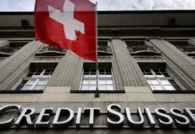 El Consejo Federal de Suiza anunció este lunes la congelación inmediata de todos los activos que Nicolás Maduro y personas asociadas a él posean en territorio suizo, como una medida cautelar para prevenir la fuga de recursos presuntamente adquiridos de manera ilícita. La decisión, adoptada el 5 de enero, se da en un contexto de alta inestabilidad política en Venezuela, luego de que el pasado 3 de enero el presidente venezolano fuera arrestado en Caracas por fuerzas estadounidenses y trasladado a Estados Unidos. Ante este escenario, Suiza aseguró que sigue de cerca la evolución de los acontecimientos e hizo un llamado a la distensión, la moderación y al respeto del derecho internacional, incluida la prohibición del uso de la fuerza y la integridad territorial de los Estados. De acuerdo con el gobierno suizo, la congelación de activos se realiza en virtud de la Ley Federal sobre el Congelamiento y la Restitución de Activos Ilícitos en Posesión de Personas Expuestas Políticamente en el Extranjero (FIAA), y no afecta a los miembros del actual gobierno venezolano. El objetivo es impedir que fondos de origen ilícito puedan ser transferidos fuera de Suiza en la coyuntura actual. Esta medida se suma a las sanciones contra Venezuela vigentes desde 2018 bajo la Ley de Embargo, que ya contemplan la congelación de activos. Sin embargo, las nuevas disposiciones emitidas conforme a la FIAA se dirigen a personas que no habían sido sancionadas previamente en Suiza. El Consejo Federal subrayó que las razones de la caída del poder de Maduro —así como el debate sobre si ocurrió de forma legal o en violación del derecho internacional— no son determinantes para aplicar la congelación. El elemento clave, precisó, es que se ha producido una pérdida de poder que podría permitir, en el futuro, la apertura de procedimientos legales en el país de origen respecto a activos adquiridos ilícitamente. La congelación de activos facilitará eventuales procesos de asistencia judicial recíproca. En caso de comprobarse que los fondos tienen un origen ilícito, Suiza indicó que se esforzará por garantizar que estos recursos se utilicen en beneficio del pueblo venezolano. La medida entra en vigor con efecto inmediato y tendrá una validez inicial de cuatro años, salvo que se disponga lo contrario.