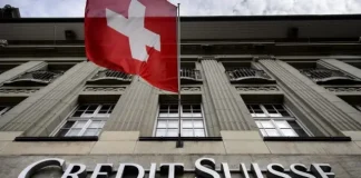 El Consejo Federal de Suiza anunció este lunes la congelación inmediata de todos los activos que Nicolás Maduro y personas asociadas a él posean en territorio suizo, como una medida cautelar para prevenir la fuga de recursos presuntamente adquiridos de manera ilícita. La decisión, adoptada el 5 de enero, se da en un contexto de alta inestabilidad política en Venezuela, luego de que el pasado 3 de enero el presidente venezolano fuera arrestado en Caracas por fuerzas estadounidenses y trasladado a Estados Unidos. Ante este escenario, Suiza aseguró que sigue de cerca la evolución de los acontecimientos e hizo un llamado a la distensión, la moderación y al respeto del derecho internacional, incluida la prohibición del uso de la fuerza y la integridad territorial de los Estados. De acuerdo con el gobierno suizo, la congelación de activos se realiza en virtud de la Ley Federal sobre el Congelamiento y la Restitución de Activos Ilícitos en Posesión de Personas Expuestas Políticamente en el Extranjero (FIAA), y no afecta a los miembros del actual gobierno venezolano. El objetivo es impedir que fondos de origen ilícito puedan ser transferidos fuera de Suiza en la coyuntura actual. Esta medida se suma a las sanciones contra Venezuela vigentes desde 2018 bajo la Ley de Embargo, que ya contemplan la congelación de activos. Sin embargo, las nuevas disposiciones emitidas conforme a la FIAA se dirigen a personas que no habían sido sancionadas previamente en Suiza. El Consejo Federal subrayó que las razones de la caída del poder de Maduro —así como el debate sobre si ocurrió de forma legal o en violación del derecho internacional— no son determinantes para aplicar la congelación. El elemento clave, precisó, es que se ha producido una pérdida de poder que podría permitir, en el futuro, la apertura de procedimientos legales en el país de origen respecto a activos adquiridos ilícitamente. La congelación de activos facilitará eventuales procesos de asistencia judicial recíproca. En caso de comprobarse que los fondos tienen un origen ilícito, Suiza indicó que se esforzará por garantizar que estos recursos se utilicen en beneficio del pueblo venezolano. La medida entra en vigor con efecto inmediato y tendrá una validez inicial de cuatro años, salvo que se disponga lo contrario.