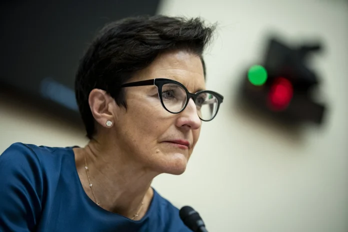 La directora general de Citigroup (Citi), Jane Fraser, advirtió que imponer un límite a las tasas de interés de las tarjetas de crédito en Estados Unidos no sería benéfico para la economía, al considerar que una medida de este tipo podría restringir el acceso al financiamiento para millones de consumidores.