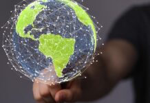 Haciendo gala de fina ironía y sarcasmo, esta breve frase de Albert Einstein, es un trabuco cuyo disparo, en cualquiera de los casos, acierta precisamente en la relatividad de las cosas. Hemisferio es una palabra que literalmente se refiere a cada una de las dos mitades de una esfera, es un concepto simple y sencillo pero que se complica cuando se quiere determinar ¿cuál es el lado izquierdo o el derecho de una esfera que además permanece en rotación continua? Desde el punto de vista geofísico, esta esfera puede “partirse” de cualquier forma y si resultan dos mitades iguales, habrá entonces dos hemisferios. Bajo esa lógica, la división de la Tierra suele entenderse a partir del ecuador o de algún par opuesto de los 360 meridianos, lo que derivaría en el primero de los casos en lo que se conoce como Hemisferio Norte y Hemisferio Sur, que por razones geofísicas y de campos magnéticos, están así definidos en función de los denominados Polo Norte y Polo Sur. Esa realidad, tiene efectos físicos objetivos que no son tan claramente visibles, cuando la división planetaria se hace a partir de las líneas imaginarias que corren de norte a sur, conocidas como meridianos, porque si bien es cierto, resultarán igualmente dos hemisferios, ¿da lo mismo que se haga con cualquier par opuesto meridiano? Históricamente, se ha considerado a Grecia y Roma como pilares de la cultura occidental, motor de desarrollo de Europa y clave para la transformación del nuevo mundo o las Américas; pero paradójicamente, en la conferencia internacional de octubre de 1884 en Washington D.C. los representantes de 25 naciones (México incluido) suscribieron una serie de acuerdos, entre los que destaca la adopción de un único meridiano de referencia (antes había distintos) y que en lo sucesivo sería conocido como el Meridiano de Greenwich (Reino Unido), Meridiano Cero, Meridiano Inicial o Primer Meridiano, y que determinaría que el Hemisferio Occidental es todo lo que esté al Oeste (la izquierda) de esta longitud y el Oriental la consecuente otra mitad. Curiosamente, esta división imaginaria deja fuera del recién bautizado Hemisferio Occidental a la mayoría de Europa (incluyendo parte del Reino Unido) y a la cuna de la civilización occidental, Grecia e Italia; que actualmente se ubican en el hemisferio oriental del planeta junto con toda Asia y gran parte del continente africano. En términos de extensiones geográficas, la mayor parte del territorio entonces denominado Hemisferio Occidental, corresponde a la masa continental americana. Así es, un proceso completo en aproximadamente un siglo, independencia de USA y otras naciones americanas, adopción de la doctrina Monroe, expansión de USA por anexión de territorios mexicanos y reubicación del occidente, abandonando el viejo continente europeo y pasando al nuevo mundo occidental que es el continente americano. Aquí cierra la primera temporada de la serie. La segunda temporada inicia en el s. XX con dos grandes conflagraciones mundiales que evidenciaron la posibilidad de riesgos de alto impacto con efectos globales y dieron pie a la construcción de diversos organismos e instituciones multinacionales a manera de contrapesos para limitar los impulsos de las grandes potencias en detrimento de las naciones menos influyentes (por ejemplo, ONU 1945), para fomentar el desarrollo (FMI 1944, BM 1946) o para establecer la alianza militar más poderosa hasta ese momento con la OTAN en 1949. La Organización del Tratado del Atlántico Norte, actualmente se conforma por 32 países miembros, que incluyen a USA, Canadá y 30 países europeos, más otros socios globales, pero claramente tiene como objetivo estratégico y geopolítico, proteger a las naciones agremiadas del Hemisferio Norte. En otras palabras, en esta segunda temporada, el criterio de segmentación hemisférica estratégica ha estado en la prioritaria salvaguarda del Hemisferio Norte, visión que no necesariamente se mantendrá igual en la tercera temporada. La tercera temporada de la serie, comenzó en 2017 con el inicio del primer mandato del presidente Trump, pero más claramente a partir de enero de 2025 debido a su segundo mandato presidencial. Como se ha anticipado en Revista Fortuna desde hace más de un año, en artículos como “América, para los Americanos” y otras cuatro notas publicadas y que están correlacionadas; desde el inicio ha sido previsible que el interés prioritario del gobierno americano, es militar y de seguridad nacional, y que los aspectos comerciales han servido como herramientas de presión y negociación para alcanzar los objetivos más trascendentes; lo que ahora ya se denomina abiertamente como defensa del Hemisferio Occidental (ante potenciales amenazas de ultramar), al tiempo en que en los hechos, USA está dejando varios organismos multilaterales, ha presionado a la OTAN obligando a los demás miembros a incrementar su inversión en rearme (e incluso con una posible ocupación de Groenlandia), ha mitigado mediante el ejercicio de la fuerza los riesgos que representan los intereses de países lejanos como Rusia, China e Irán en América, ha incrementado substancialmente las sanciones y presión en contra de los grupos del crimen organizado ahora calificados como terroristas y sus vínculos políticos, etc. Tal vez, por los antecedentes expuestos y el cada vez más próximo proceso de negociación del TMEC, la expresión más clara y precisa sería hablar de Defensa Continental y no del Hemisferio Occidental, pero al igual que la frase en cita, en cualquiera de los casos el resultado será el mismo; somos vecinos y socios principales de USA, estamos en el Hemisferio Norte, en el Hemisferio Occidental y en el continente americano, en ocasiones y ante la duda, es recomendable volver a ver un planisferio para recordar en dónde está México y actuar en consecuencia.