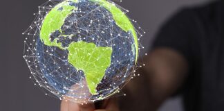 Haciendo gala de fina ironía y sarcasmo, esta breve frase de Albert Einstein, es un trabuco cuyo disparo, en cualquiera de los casos, acierta precisamente en la relatividad de las cosas. Hemisferio es una palabra que literalmente se refiere a cada una de las dos mitades de una esfera, es un concepto simple y sencillo pero que se complica cuando se quiere determinar ¿cuál es el lado izquierdo o el derecho de una esfera que además permanece en rotación continua? Desde el punto de vista geofísico, esta esfera puede “partirse” de cualquier forma y si resultan dos mitades iguales, habrá entonces dos hemisferios. Bajo esa lógica, la división de la Tierra suele entenderse a partir del ecuador o de algún par opuesto de los 360 meridianos, lo que derivaría en el primero de los casos en lo que se conoce como Hemisferio Norte y Hemisferio Sur, que por razones geofísicas y de campos magnéticos, están así definidos en función de los denominados Polo Norte y Polo Sur. Esa realidad, tiene efectos físicos objetivos que no son tan claramente visibles, cuando la división planetaria se hace a partir de las líneas imaginarias que corren de norte a sur, conocidas como meridianos, porque si bien es cierto, resultarán igualmente dos hemisferios, ¿da lo mismo que se haga con cualquier par opuesto meridiano? Históricamente, se ha considerado a Grecia y Roma como pilares de la cultura occidental, motor de desarrollo de Europa y clave para la transformación del nuevo mundo o las Américas; pero paradójicamente, en la conferencia internacional de octubre de 1884 en Washington D.C. los representantes de 25 naciones (México incluido) suscribieron una serie de acuerdos, entre los que destaca la adopción de un único meridiano de referencia (antes había distintos) y que en lo sucesivo sería conocido como el Meridiano de Greenwich (Reino Unido), Meridiano Cero, Meridiano Inicial o Primer Meridiano, y que determinaría que el Hemisferio Occidental es todo lo que esté al Oeste (la izquierda) de esta longitud y el Oriental la consecuente otra mitad. Curiosamente, esta división imaginaria deja fuera del recién bautizado Hemisferio Occidental a la mayoría de Europa (incluyendo parte del Reino Unido) y a la cuna de la civilización occidental, Grecia e Italia; que actualmente se ubican en el hemisferio oriental del planeta junto con toda Asia y gran parte del continente africano. En términos de extensiones geográficas, la mayor parte del territorio entonces denominado Hemisferio Occidental, corresponde a la masa continental americana. Así es, un proceso completo en aproximadamente un siglo, independencia de USA y otras naciones americanas, adopción de la doctrina Monroe, expansión de USA por anexión de territorios mexicanos y reubicación del occidente, abandonando el viejo continente europeo y pasando al nuevo mundo occidental que es el continente americano. Aquí cierra la primera temporada de la serie. La segunda temporada inicia en el s. XX con dos grandes conflagraciones mundiales que evidenciaron la posibilidad de riesgos de alto impacto con efectos globales y dieron pie a la construcción de diversos organismos e instituciones multinacionales a manera de contrapesos para limitar los impulsos de las grandes potencias en detrimento de las naciones menos influyentes (por ejemplo, ONU 1945), para fomentar el desarrollo (FMI 1944, BM 1946) o para establecer la alianza militar más poderosa hasta ese momento con la OTAN en 1949. La Organización del Tratado del Atlántico Norte, actualmente se conforma por 32 países miembros, que incluyen a USA, Canadá y 30 países europeos, más otros socios globales, pero claramente tiene como objetivo estratégico y geopolítico, proteger a las naciones agremiadas del Hemisferio Norte. En otras palabras, en esta segunda temporada, el criterio de segmentación hemisférica estratégica ha estado en la prioritaria salvaguarda del Hemisferio Norte, visión que no necesariamente se mantendrá igual en la tercera temporada. La tercera temporada de la serie, comenzó en 2017 con el inicio del primer mandato del presidente Trump, pero más claramente a partir de enero de 2025 debido a su segundo mandato presidencial. Como se ha anticipado en Revista Fortuna desde hace más de un año, en artículos como “América, para los Americanos” y otras cuatro notas publicadas y que están correlacionadas; desde el inicio ha sido previsible que el interés prioritario del gobierno americano, es militar y de seguridad nacional, y que los aspectos comerciales han servido como herramientas de presión y negociación para alcanzar los objetivos más trascendentes; lo que ahora ya se denomina abiertamente como defensa del Hemisferio Occidental (ante potenciales amenazas de ultramar), al tiempo en que en los hechos, USA está dejando varios organismos multilaterales, ha presionado a la OTAN obligando a los demás miembros a incrementar su inversión en rearme (e incluso con una posible ocupación de Groenlandia), ha mitigado mediante el ejercicio de la fuerza los riesgos que representan los intereses de países lejanos como Rusia, China e Irán en América, ha incrementado substancialmente las sanciones y presión en contra de los grupos del crimen organizado ahora calificados como terroristas y sus vínculos políticos, etc. Tal vez, por los antecedentes expuestos y el cada vez más próximo proceso de negociación del TMEC, la expresión más clara y precisa sería hablar de Defensa Continental y no del Hemisferio Occidental, pero al igual que la frase en cita, en cualquiera de los casos el resultado será el mismo; somos vecinos y socios principales de USA, estamos en el Hemisferio Norte, en el Hemisferio Occidental y en el continente americano, en ocasiones y ante la duda, es recomendable volver a ver un planisferio para recordar en dónde está México y actuar en consecuencia.