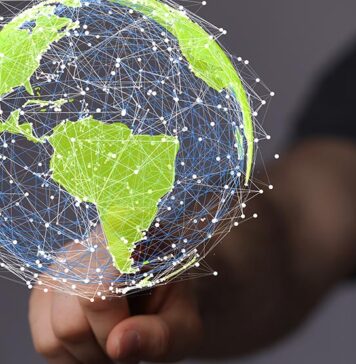 Haciendo gala de fina ironía y sarcasmo, esta breve frase de Albert Einstein, es un trabuco cuyo disparo, en cualquiera de los casos, acierta precisamente en la relatividad de las cosas. Hemisferio es una palabra que literalmente se refiere a cada una de las dos mitades de una esfera, es un concepto simple y sencillo pero que se complica cuando se quiere determinar ¿cuál es el lado izquierdo o el derecho de una esfera que además permanece en rotación continua? Desde el punto de vista geofísico, esta esfera puede “partirse” de cualquier forma y si resultan dos mitades iguales, habrá entonces dos hemisferios. Bajo esa lógica, la división de la Tierra suele entenderse a partir del ecuador o de algún par opuesto de los 360 meridianos, lo que derivaría en el primero de los casos en lo que se conoce como Hemisferio Norte y Hemisferio Sur, que por razones geofísicas y de campos magnéticos, están así definidos en función de los denominados Polo Norte y Polo Sur. Esa realidad, tiene efectos físicos objetivos que no son tan claramente visibles, cuando la división planetaria se hace a partir de las líneas imaginarias que corren de norte a sur, conocidas como meridianos, porque si bien es cierto, resultarán igualmente dos hemisferios, ¿da lo mismo que se haga con cualquier par opuesto meridiano? Históricamente, se ha considerado a Grecia y Roma como pilares de la cultura occidental, motor de desarrollo de Europa y clave para la transformación del nuevo mundo o las Américas; pero paradójicamente, en la conferencia internacional de octubre de 1884 en Washington D.C. los representantes de 25 naciones (México incluido) suscribieron una serie de acuerdos, entre los que destaca la adopción de un único meridiano de referencia (antes había distintos) y que en lo sucesivo sería conocido como el Meridiano de Greenwich (Reino Unido), Meridiano Cero, Meridiano Inicial o Primer Meridiano, y que determinaría que el Hemisferio Occidental es todo lo que esté al Oeste (la izquierda) de esta longitud y el Oriental la consecuente otra mitad. Curiosamente, esta división imaginaria deja fuera del recién bautizado Hemisferio Occidental a la mayoría de Europa (incluyendo parte del Reino Unido) y a la cuna de la civilización occidental, Grecia e Italia; que actualmente se ubican en el hemisferio oriental del planeta junto con toda Asia y gran parte del continente africano. En términos de extensiones geográficas, la mayor parte del territorio entonces denominado Hemisferio Occidental, corresponde a la masa continental americana. Así es, un proceso completo en aproximadamente un siglo, independencia de USA y otras naciones americanas, adopción de la doctrina Monroe, expansión de USA por anexión de territorios mexicanos y reubicación del occidente, abandonando el viejo continente europeo y pasando al nuevo mundo occidental que es el continente americano. Aquí cierra la primera temporada de la serie. La segunda temporada inicia en el s. XX con dos grandes conflagraciones mundiales que evidenciaron la posibilidad de riesgos de alto impacto con efectos globales y dieron pie a la construcción de diversos organismos e instituciones multinacionales a manera de contrapesos para limitar los impulsos de las grandes potencias en detrimento de las naciones menos influyentes (por ejemplo, ONU 1945), para fomentar el desarrollo (FMI 1944, BM 1946) o para establecer la alianza militar más poderosa hasta ese momento con la OTAN en 1949. La Organización del Tratado del Atlántico Norte, actualmente se conforma por 32 países miembros, que incluyen a USA, Canadá y 30 países europeos, más otros socios globales, pero claramente tiene como objetivo estratégico y geopolítico, proteger a las naciones agremiadas del Hemisferio Norte. En otras palabras, en esta segunda temporada, el criterio de segmentación hemisférica estratégica ha estado en la prioritaria salvaguarda del Hemisferio Norte, visión que no necesariamente se mantendrá igual en la tercera temporada. La tercera temporada de la serie, comenzó en 2017 con el inicio del primer mandato del presidente Trump, pero más claramente a partir de enero de 2025 debido a su segundo mandato presidencial. Como se ha anticipado en Revista Fortuna desde hace más de un año, en artículos como “América, para los Americanos” y otras cuatro notas publicadas y que están correlacionadas; desde el inicio ha sido previsible que el interés prioritario del gobierno americano, es militar y de seguridad nacional, y que los aspectos comerciales han servido como herramientas de presión y negociación para alcanzar los objetivos más trascendentes; lo que ahora ya se denomina abiertamente como defensa del Hemisferio Occidental (ante potenciales amenazas de ultramar), al tiempo en que en los hechos, USA está dejando varios organismos multilaterales, ha presionado a la OTAN obligando a los demás miembros a incrementar su inversión en rearme (e incluso con una posible ocupación de Groenlandia), ha mitigado mediante el ejercicio de la fuerza los riesgos que representan los intereses de países lejanos como Rusia, China e Irán en América, ha incrementado substancialmente las sanciones y presión en contra de los grupos del crimen organizado ahora calificados como terroristas y sus vínculos políticos, etc. Tal vez, por los antecedentes expuestos y el cada vez más próximo proceso de negociación del TMEC, la expresión más clara y precisa sería hablar de Defensa Continental y no del Hemisferio Occidental, pero al igual que la frase en cita, en cualquiera de los casos el resultado será el mismo; somos vecinos y socios principales de USA, estamos en el Hemisferio Norte, en el Hemisferio Occidental y en el continente americano, en ocasiones y ante la duda, es recomendable volver a ver un planisferio para recordar en dónde está México y actuar en consecuencia.