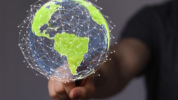 Haciendo gala de fina ironía y sarcasmo, esta breve frase de Albert Einstein, es un trabuco cuyo disparo, en cualquiera de los casos, acierta precisamente en la relatividad de las cosas. Hemisferio es una palabra que literalmente se refiere a cada una de las dos mitades de una esfera, es un concepto simple y sencillo pero que se complica cuando se quiere determinar ¿cuál es el lado izquierdo o el derecho de una esfera que además permanece en rotación continua? Desde el punto de vista geofísico, esta esfera puede “partirse” de cualquier forma y si resultan dos mitades iguales, habrá entonces dos hemisferios. Bajo esa lógica, la división de la Tierra suele entenderse a partir del ecuador o de algún par opuesto de los 360 meridianos, lo que derivaría en el primero de los casos en lo que se conoce como Hemisferio Norte y Hemisferio Sur, que por razones geofísicas y de campos magnéticos, están así definidos en función de los denominados Polo Norte y Polo Sur. Esa realidad, tiene efectos físicos objetivos que no son tan claramente visibles, cuando la división planetaria se hace a partir de las líneas imaginarias que corren de norte a sur, conocidas como meridianos, porque si bien es cierto, resultarán igualmente dos hemisferios, ¿da lo mismo que se haga con cualquier par opuesto meridiano? Históricamente, se ha considerado a Grecia y Roma como pilares de la cultura occidental, motor de desarrollo de Europa y clave para la transformación del nuevo mundo o las Américas; pero paradójicamente, en la conferencia internacional de octubre de 1884 en Washington D.C. los representantes de 25 naciones (México incluido) suscribieron una serie de acuerdos, entre los que destaca la adopción de un único meridiano de referencia (antes había distintos) y que en lo sucesivo sería conocido como el Meridiano de Greenwich (Reino Unido), Meridiano Cero, Meridiano Inicial o Primer Meridiano, y que determinaría que el Hemisferio Occidental es todo lo que esté al Oeste (la izquierda) de esta longitud y el Oriental la consecuente otra mitad. Curiosamente, esta división imaginaria deja fuera del recién bautizado Hemisferio Occidental a la mayoría de Europa (incluyendo parte del Reino Unido) y a la cuna de la civilización occidental, Grecia e Italia; que actualmente se ubican en el hemisferio oriental del planeta junto con toda Asia y gran parte del continente africano. En términos de extensiones geográficas, la mayor parte del territorio entonces denominado Hemisferio Occidental, corresponde a la masa continental americana. Así es, un proceso completo en aproximadamente un siglo, independencia de USA y otras naciones americanas, adopción de la doctrina Monroe, expansión de USA por anexión de territorios mexicanos y reubicación del occidente, abandonando el viejo continente europeo y pasando al nuevo mundo occidental que es el continente americano. Aquí cierra la primera temporada de la serie. La segunda temporada inicia en el s. XX con dos grandes conflagraciones mundiales que evidenciaron la posibilidad de riesgos de alto impacto con efectos globales y dieron pie a la construcción de diversos organismos e instituciones multinacionales a manera de contrapesos para limitar los impulsos de las grandes potencias en detrimento de las naciones menos influyentes (por ejemplo, ONU 1945), para fomentar el desarrollo (FMI 1944, BM 1946) o para establecer la alianza militar más poderosa hasta ese momento con la OTAN en 1949. La Organización del Tratado del Atlántico Norte, actualmente se conforma por 32 países miembros, que incluyen a USA, Canadá y 30 países europeos, más otros socios globales, pero claramente tiene como objetivo estratégico y geopolítico, proteger a las naciones agremiadas del Hemisferio Norte. En otras palabras, en esta segunda temporada, el criterio de segmentación hemisférica estratégica ha estado en la prioritaria salvaguarda del Hemisferio Norte, visión que no necesariamente se mantendrá igual en la tercera temporada. La tercera temporada de la serie, comenzó en 2017 con el inicio del primer mandato del presidente Trump, pero más claramente a partir de enero de 2025 debido a su segundo mandato presidencial. Como se ha anticipado en Revista Fortuna desde hace más de un año, en artículos como “América, para los Americanos” y otras cuatro notas publicadas y que están correlacionadas; desde el inicio ha sido previsible que el interés prioritario del gobierno americano, es militar y de seguridad nacional, y que los aspectos comerciales han servido como herramientas de presión y negociación para alcanzar los objetivos más trascendentes; lo que ahora ya se denomina abiertamente como defensa del Hemisferio Occidental (ante potenciales amenazas de ultramar), al tiempo en que en los hechos, USA está dejando varios organismos multilaterales, ha presionado a la OTAN obligando a los demás miembros a incrementar su inversión en rearme (e incluso con una posible ocupación de Groenlandia), ha mitigado mediante el ejercicio de la fuerza los riesgos que representan los intereses de países lejanos como Rusia, China e Irán en América, ha incrementado substancialmente las sanciones y presión en contra de los grupos del crimen organizado ahora calificados como terroristas y sus vínculos políticos, etc. Tal vez, por los antecedentes expuestos y el cada vez más próximo proceso de negociación del TMEC, la expresión más clara y precisa sería hablar de Defensa Continental y no del Hemisferio Occidental, pero al igual que la frase en cita, en cualquiera de los casos el resultado será el mismo; somos vecinos y socios principales de USA, estamos en el Hemisferio Norte, en el Hemisferio Occidental y en el continente americano, en ocasiones y ante la duda, es recomendable volver a ver un planisferio para recordar en dónde está México y actuar en consecuencia.