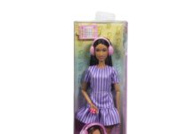 Mattel presentó la primera edición de Barbie con Autismo, una muñeca desarrollada en colaboración con la Autistic Self Advocacy Network (ASAN), que estará disponible en México a partir de julio, con un precio desde 329 pesos, y que busca representar de manera auténtica algunas de las formas en que las personas dentro del espectro autista experimentan, procesan y se comunican con el mundo que las rodea, impulsando la inclusión y la representación infantil a través del juego.