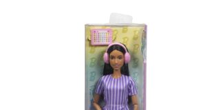 Mattel presentó la primera edición de Barbie con Autismo, una muñeca desarrollada en colaboración con la Autistic Self Advocacy Network (ASAN), que estará disponible en México a partir de julio, con un precio desde 329 pesos, y que busca representar de manera auténtica algunas de las formas en que las personas dentro del espectro autista experimentan, procesan y se comunican con el mundo que las rodea, impulsando la inclusión y la representación infantil a través del juego.