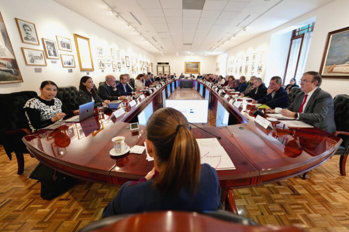 Más allá del PIB: economistas y gobierno debaten crecimiento económico con bienestar Más allá del PIB: economistas y gobierno debaten crecimiento económico con bienestar