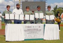 firma en el Parque Kukulcán;