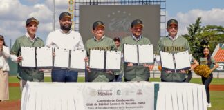 firma en el Parque Kukulcán;