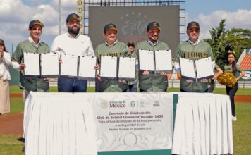 firma en el Parque Kukulcán;