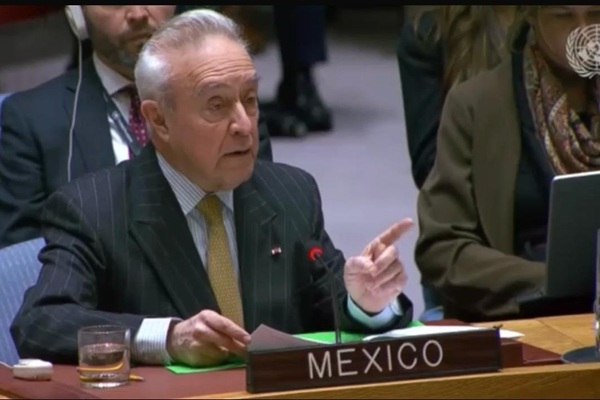 Durante la sesión de emergencia del Consejo de Seguridad de la ONU, la delegación de México condenó la agresión militar del pasado 3 de enero contra objetivos en territorio de Venezuela y advirtió que la respuesta tardía del propio Consejo frente a una situación de esta magnitud pone en riesgo la paz y la seguridad internacionales. Durante la sesión de emergencia del Consejo de Seguridad de la ONU, la delegación de México condenó la agresión militar del pasado 3 de enero contra objetivos en territorio de Venezuela y advirtió que la respuesta tardía del propio Consejo frente a una situación de esta magnitud pone en riesgo la paz y la seguridad internacionales.